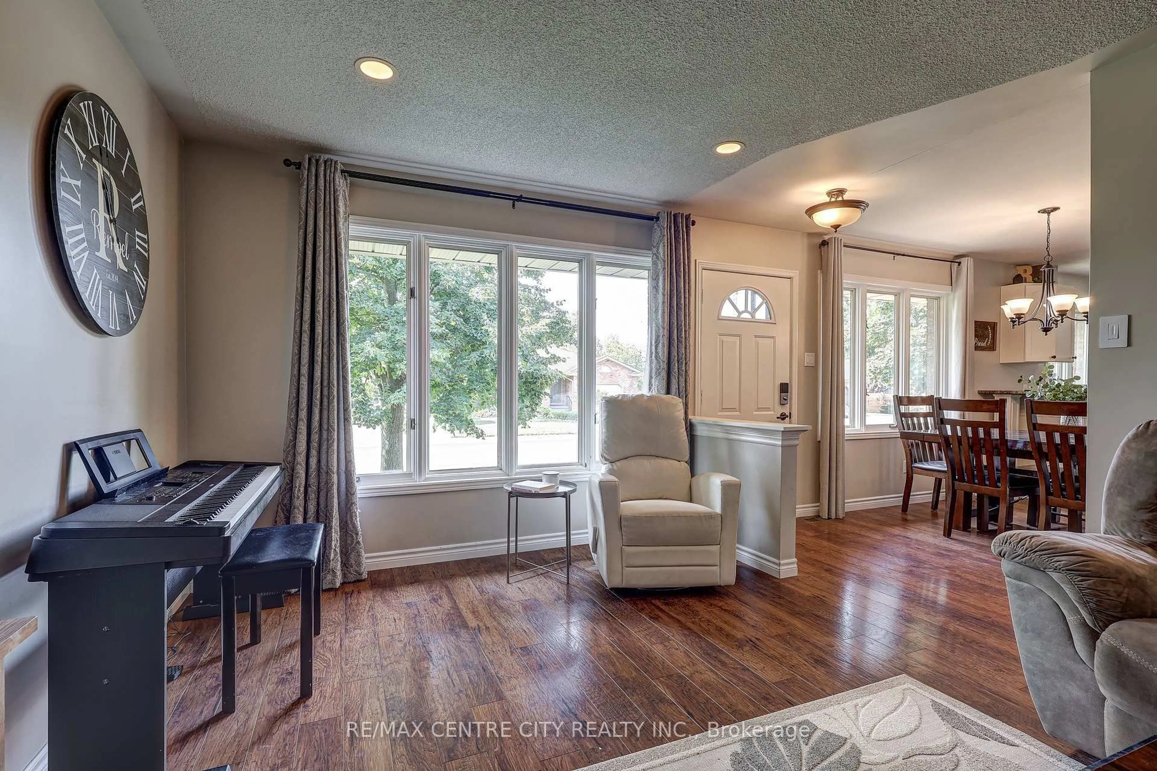 Living room with furniture, unknown for 25 Hawthorne Cres, Aylmer Ontario N5H 3C2