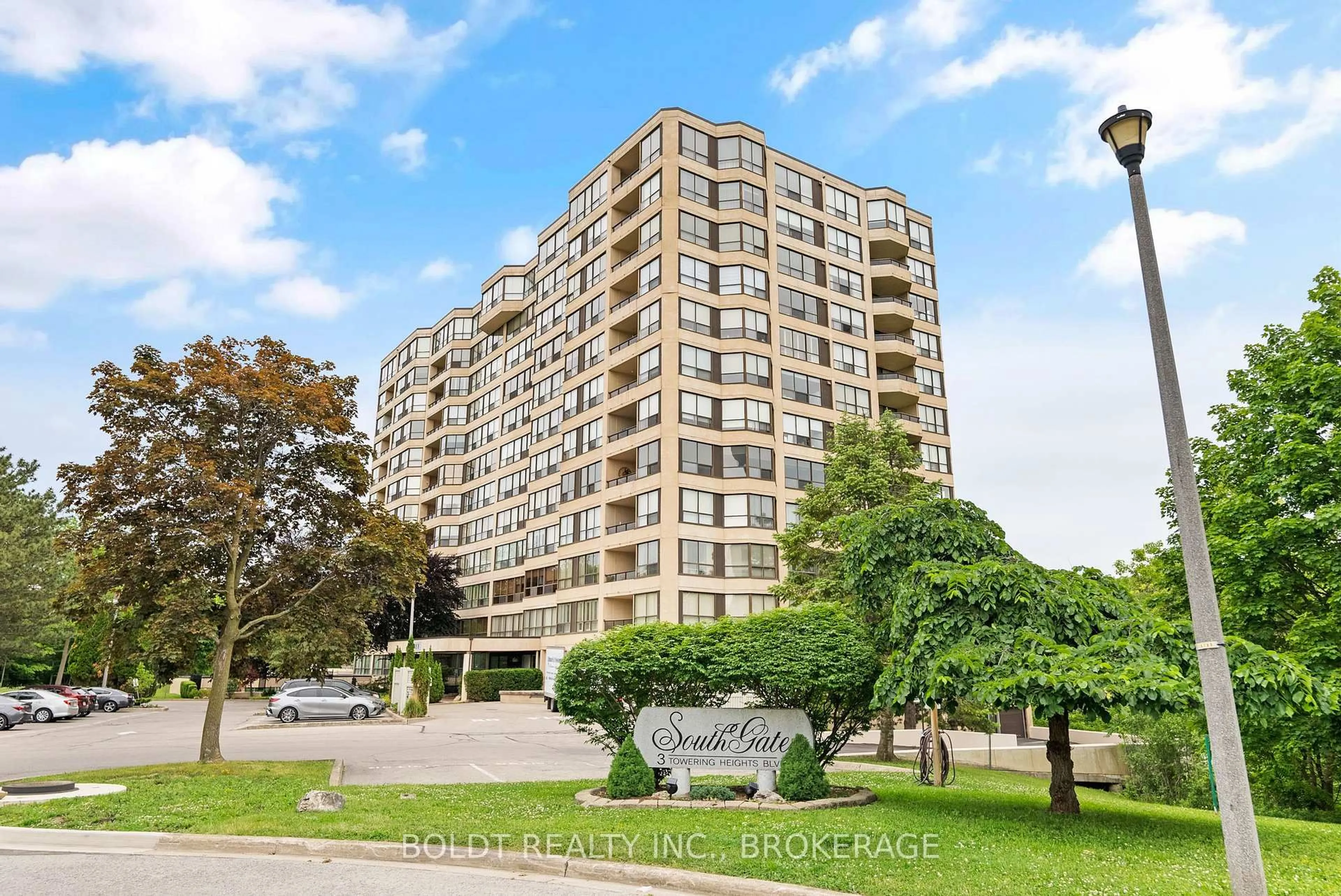 A pic from outside/outdoor area/front of a property/back of a property/a pic from drone, building for 3 Towering Heights Blvd #1001, St. Catharines Ontario L2T 4A4