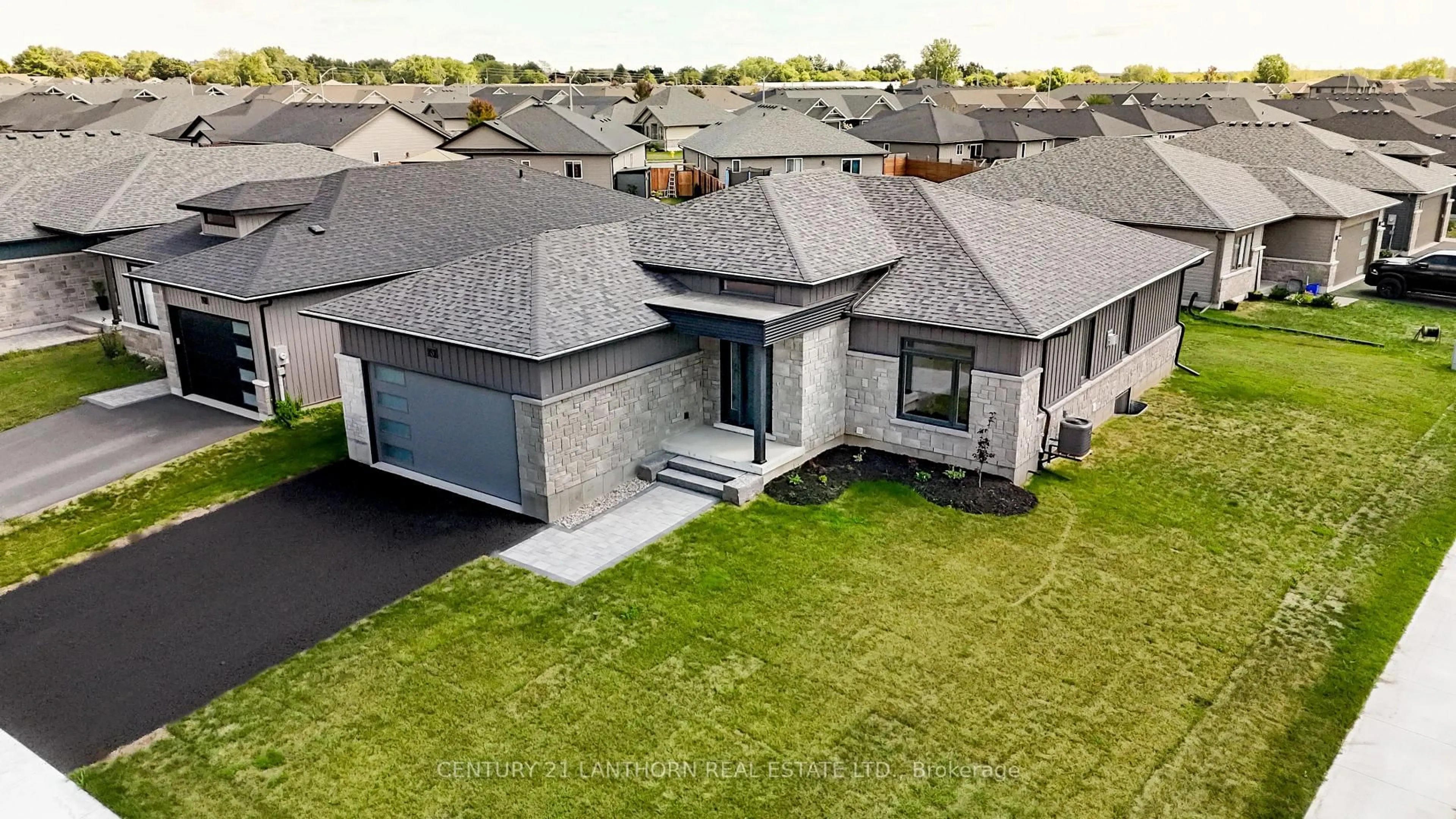 A pic from outside/outdoor area/front of a property/back of a property/a pic from drone, street for 60 Hastings Park Dr, Belleville Ontario K8P 0H7