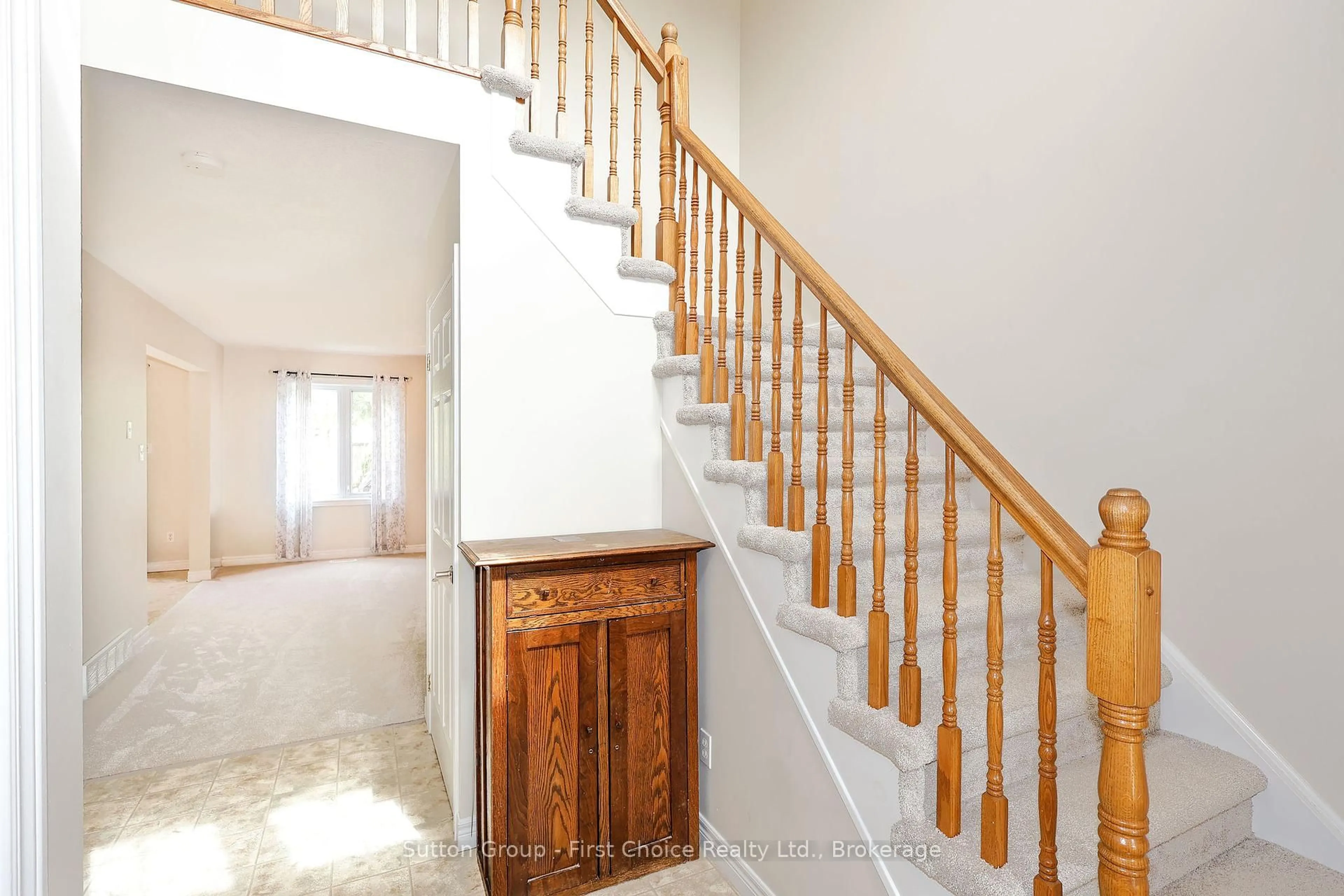 Indoor foyer for 290 Norman St, Stratford Ontario N5A 7Y3