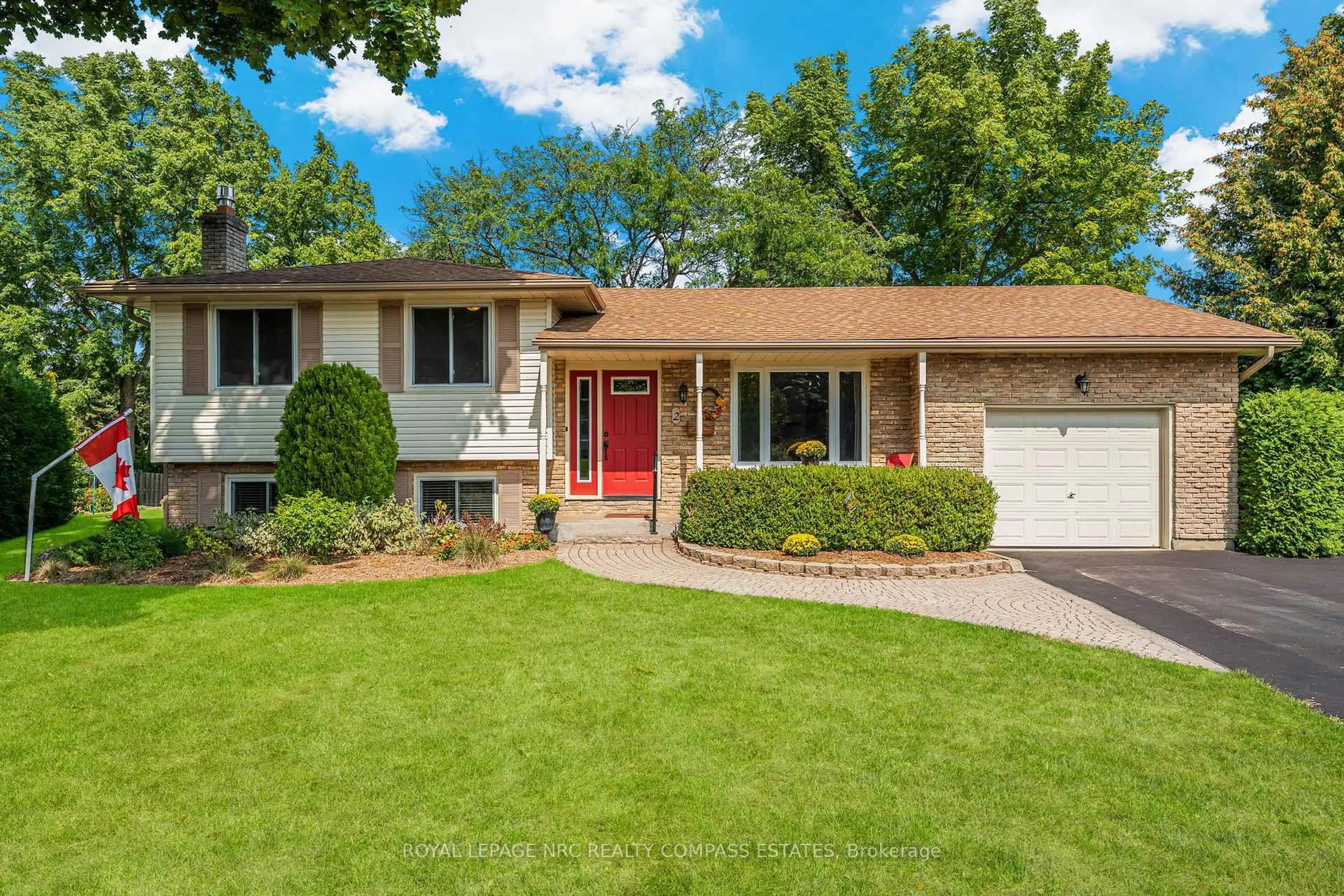 Home with vinyl exterior material, street for 2 Southgate Circ, Niagara-on-the-Lake Ontario L0S 1J0