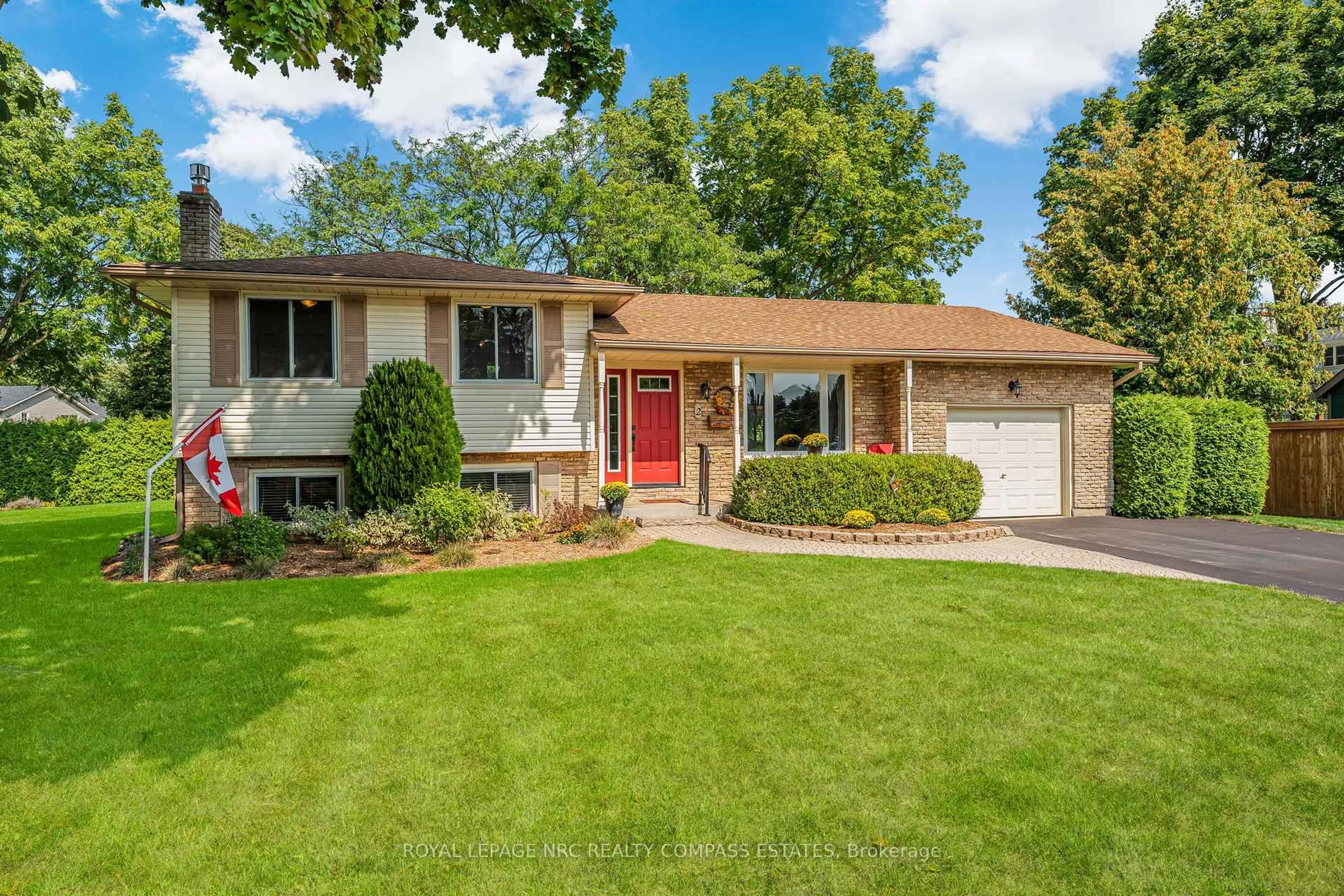 Home with vinyl exterior material, street for 2 Southgate Circ, Niagara-on-the-Lake Ontario L0S 1J0