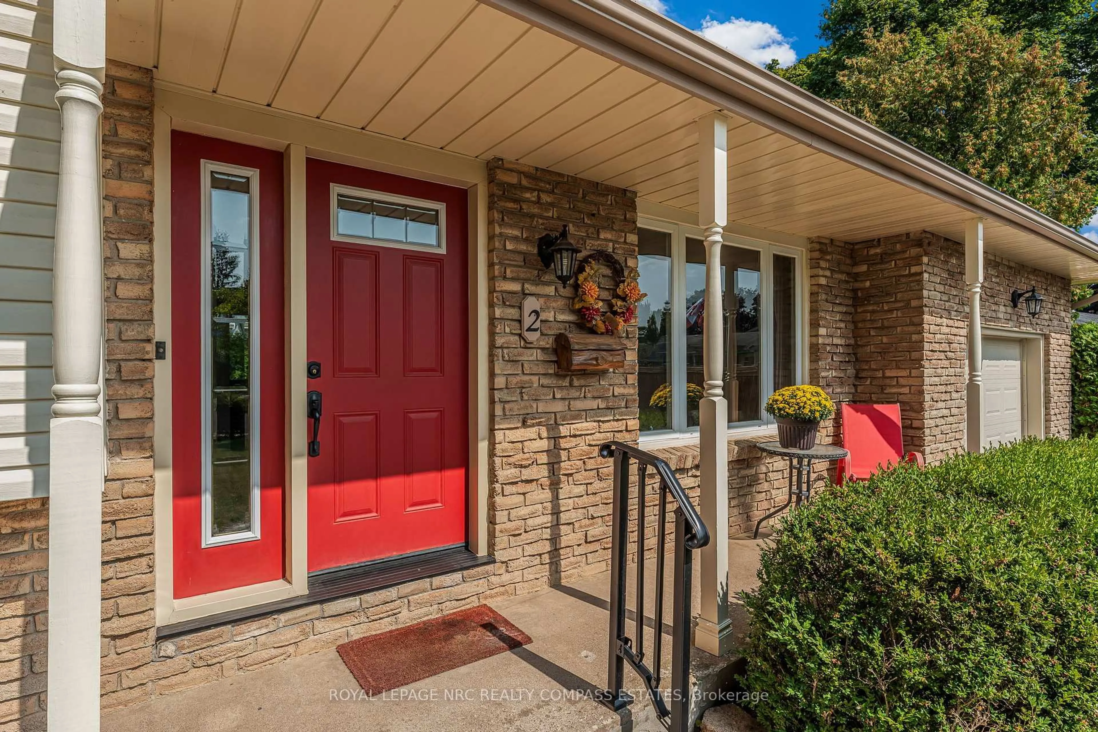 Home with brick exterior material, street for 2 Southgate Circ, Niagara-on-the-Lake Ontario L0S 1J0