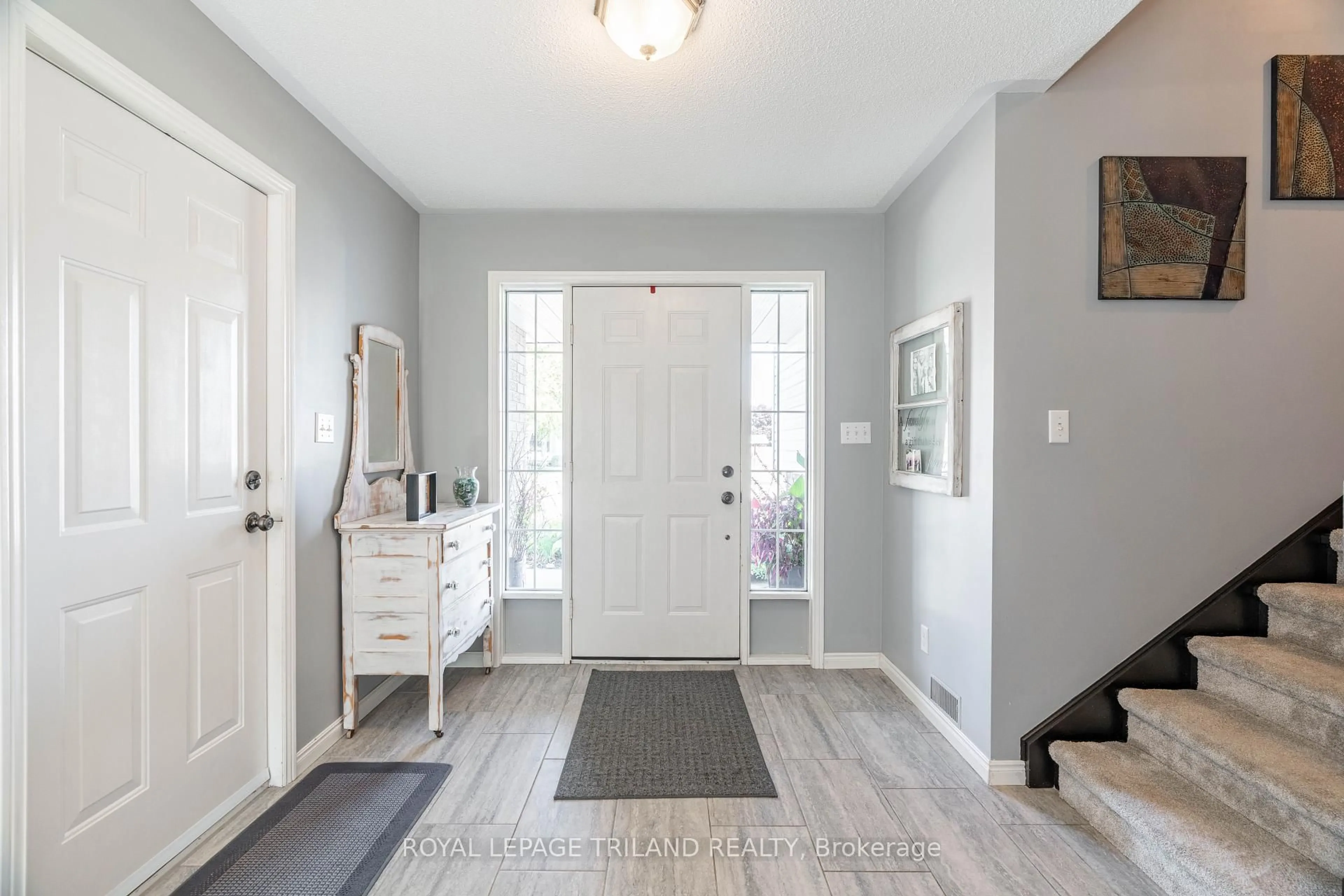 Indoor entryway for 107 MCKELLAR St, Southwest Middlesex Ontario N0L 1M0