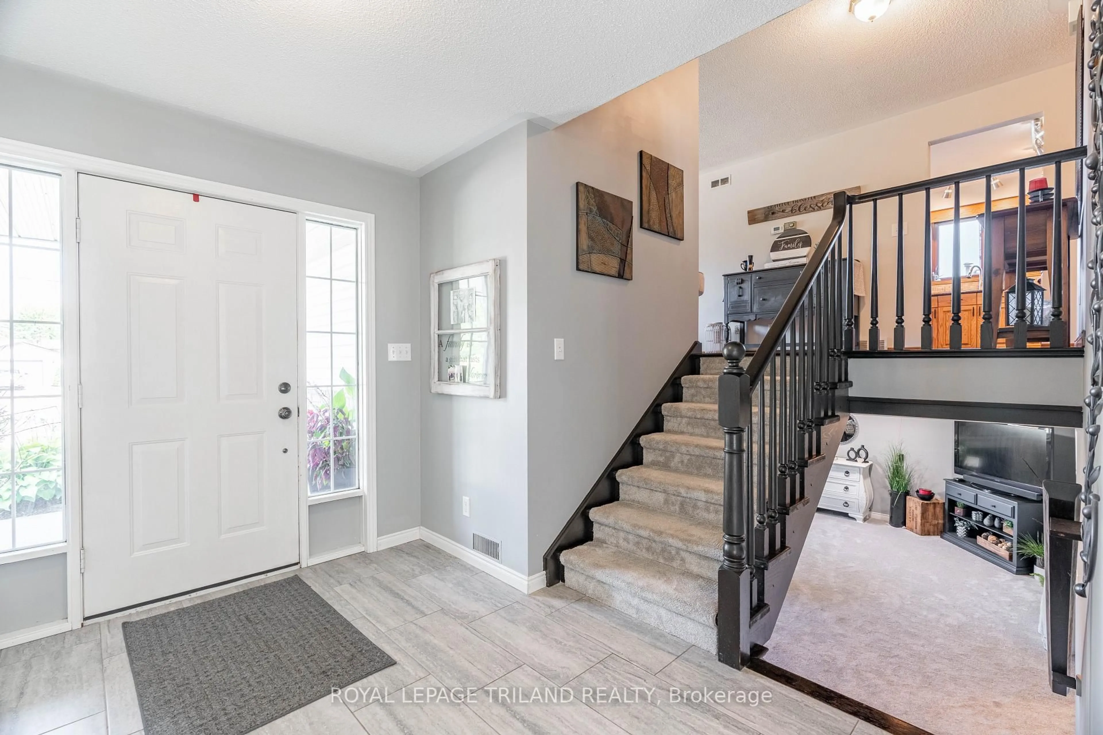 Indoor entryway for 107 MCKELLAR St, Southwest Middlesex Ontario N0L 1M0