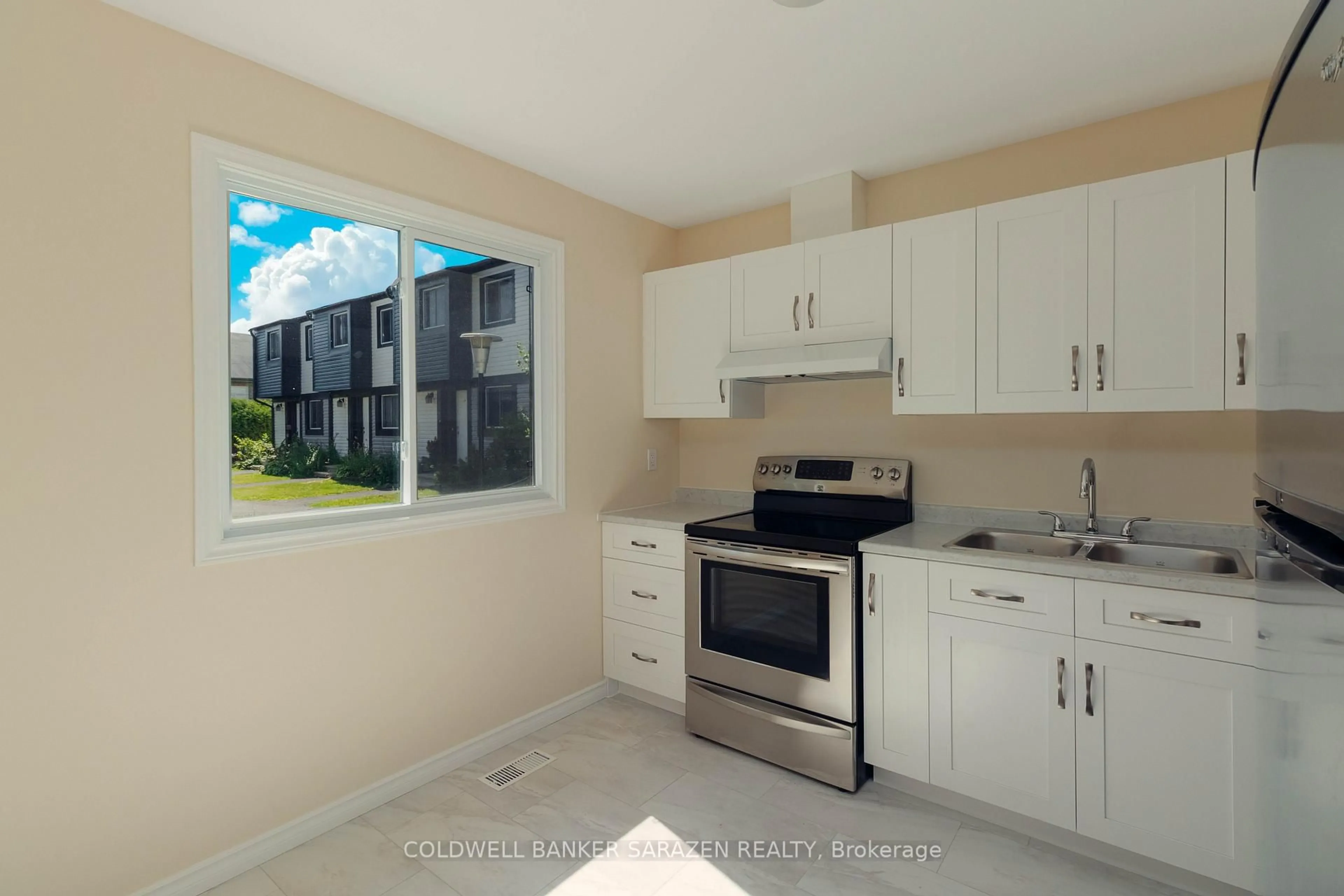 Standard kitchen, ceramic/tile floor for 3550 Aladdin Lane, Ottawa Ontario K1T 1E2