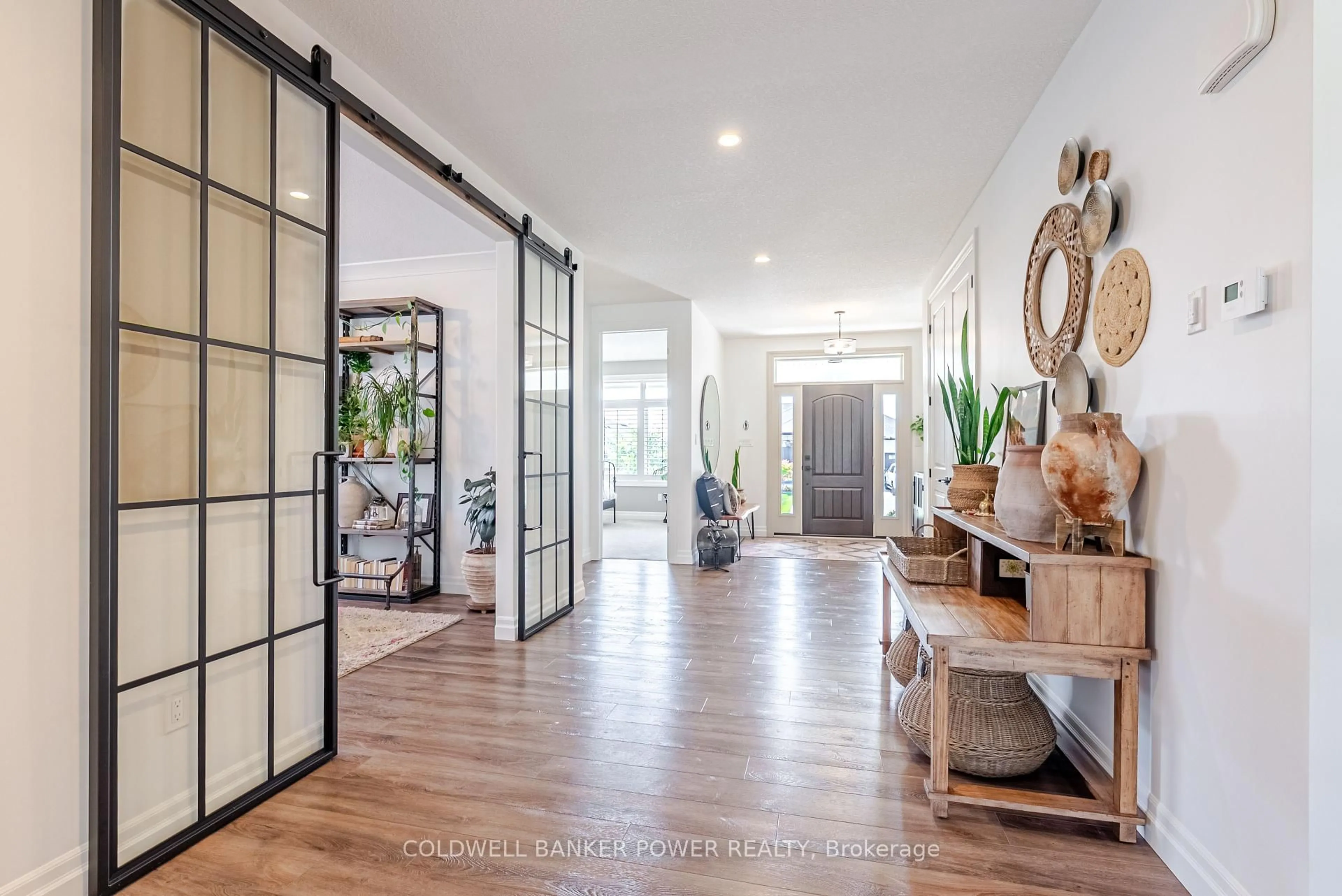 Indoor entryway for 21 Edgeview Cres, Middlesex Centre Ontario N0L 1R0