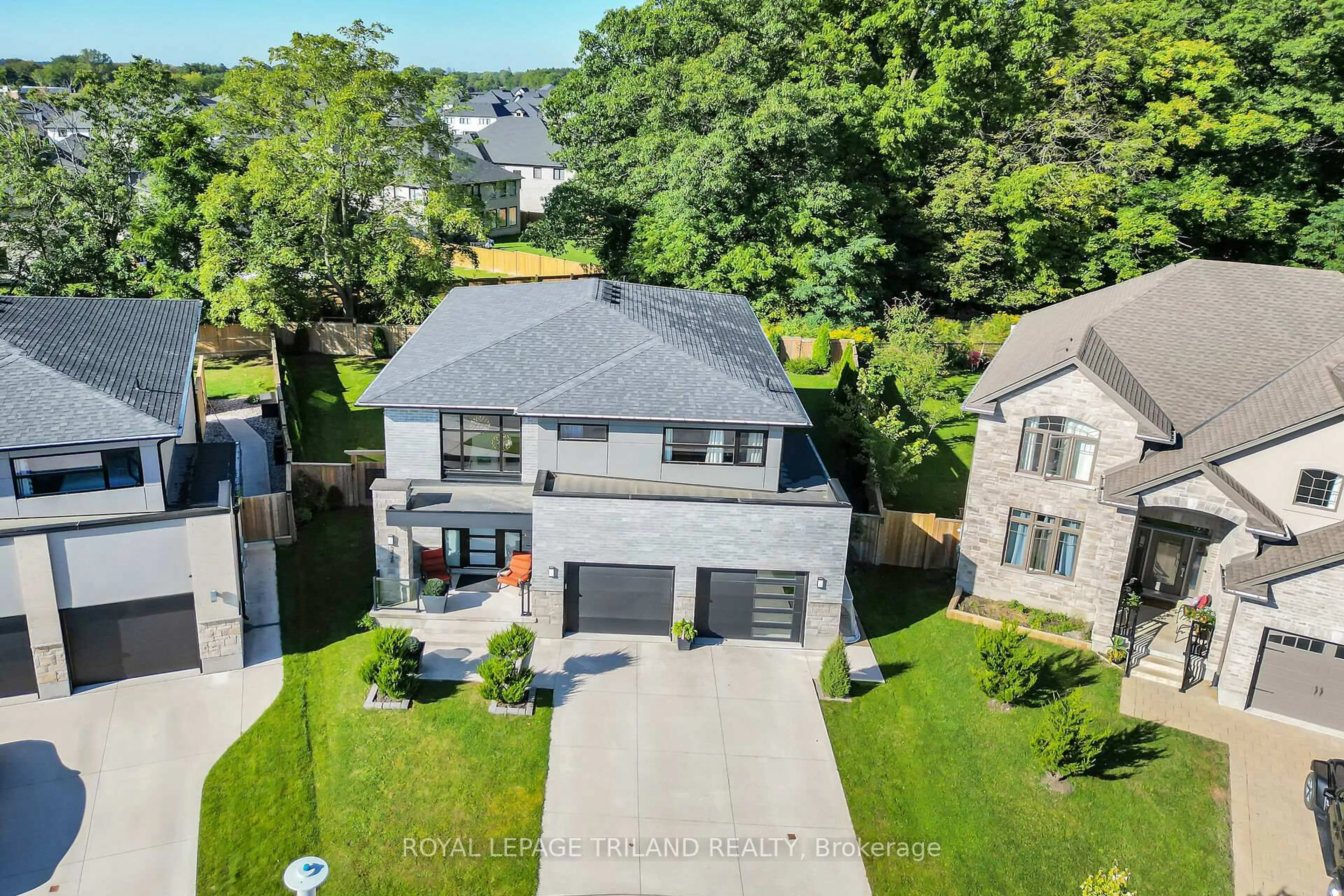 A pic from outside/outdoor area/front of a property/back of a property/a pic from drone, street for 2438 Red Thorne Ave, London South Ontario N6P 0E7