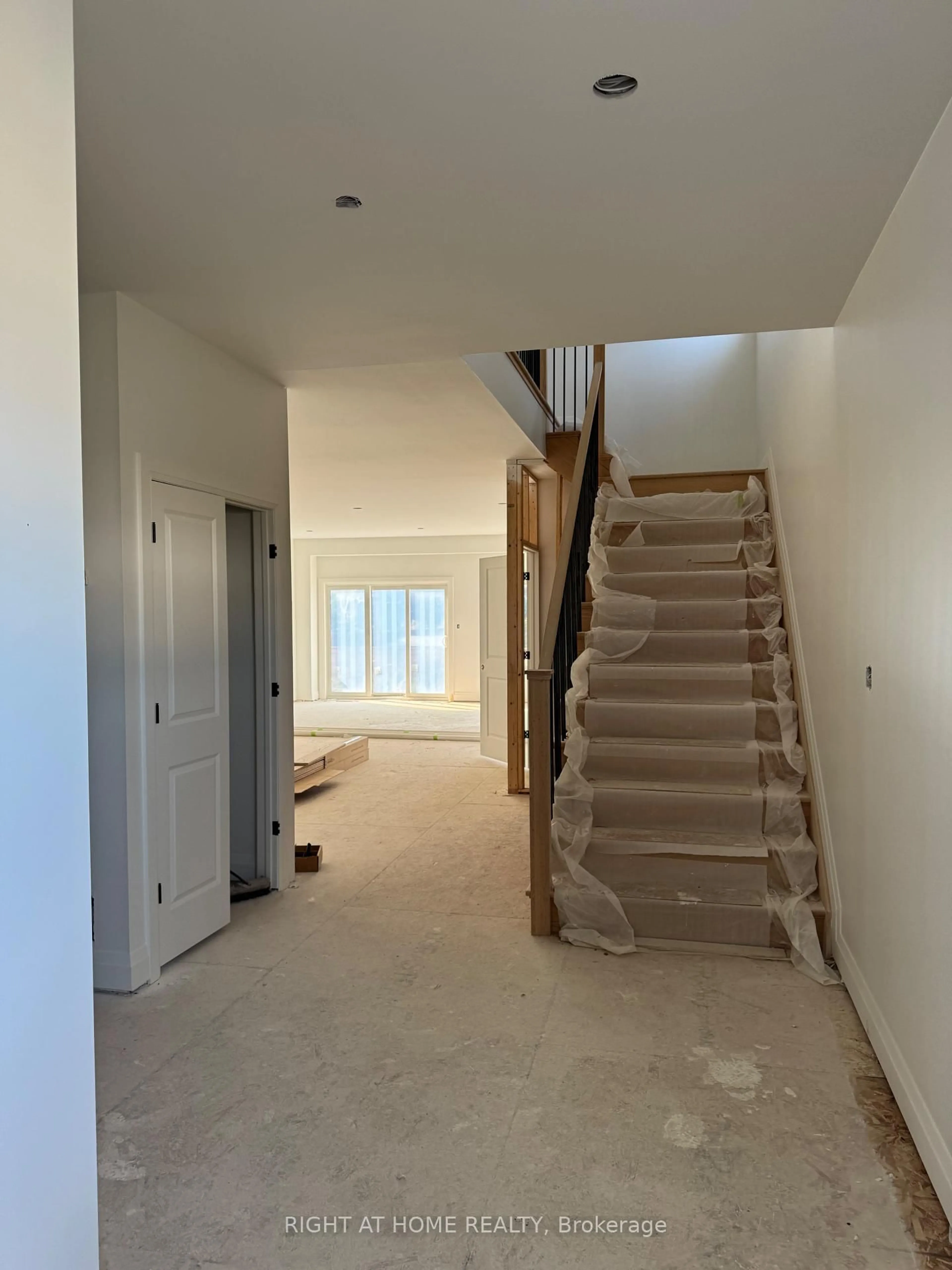 Indoor foyer for 8872 ANGIE Dr, Niagara Falls Ontario L2H 0H9