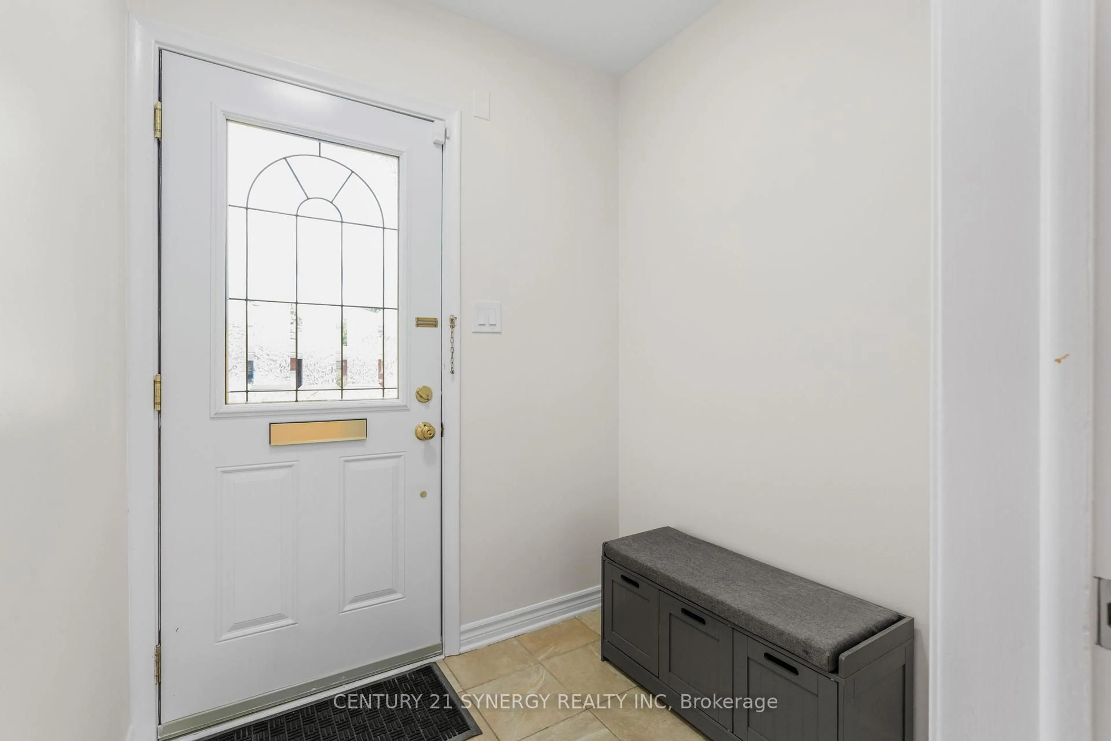 Indoor entryway for 2170 Berwick Ave, Ottawa Ontario K2C 0Y3