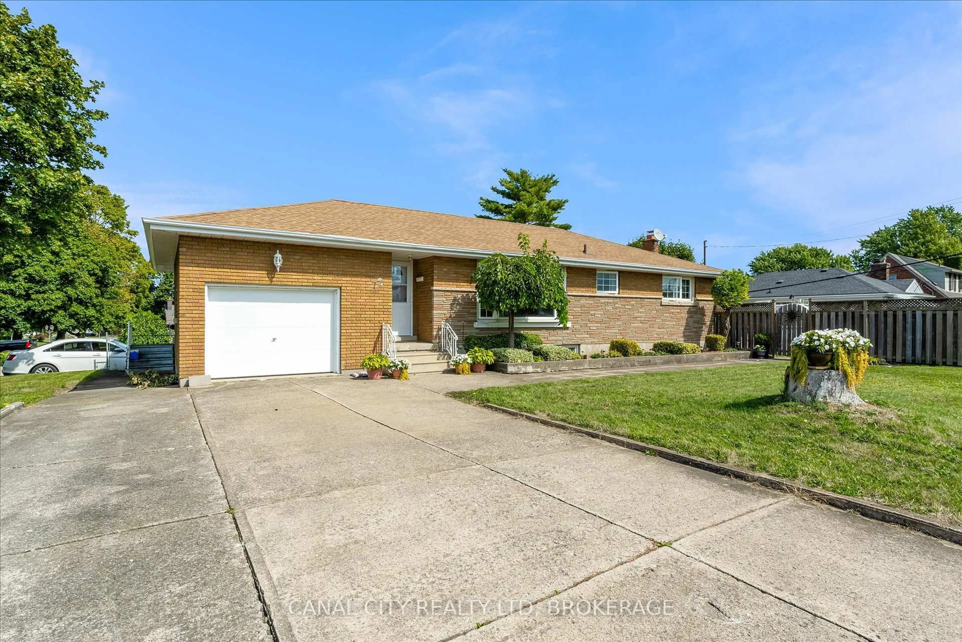 Home with brick exterior material, street for 72 Maitland St, Thorold Ontario L2V 3A9