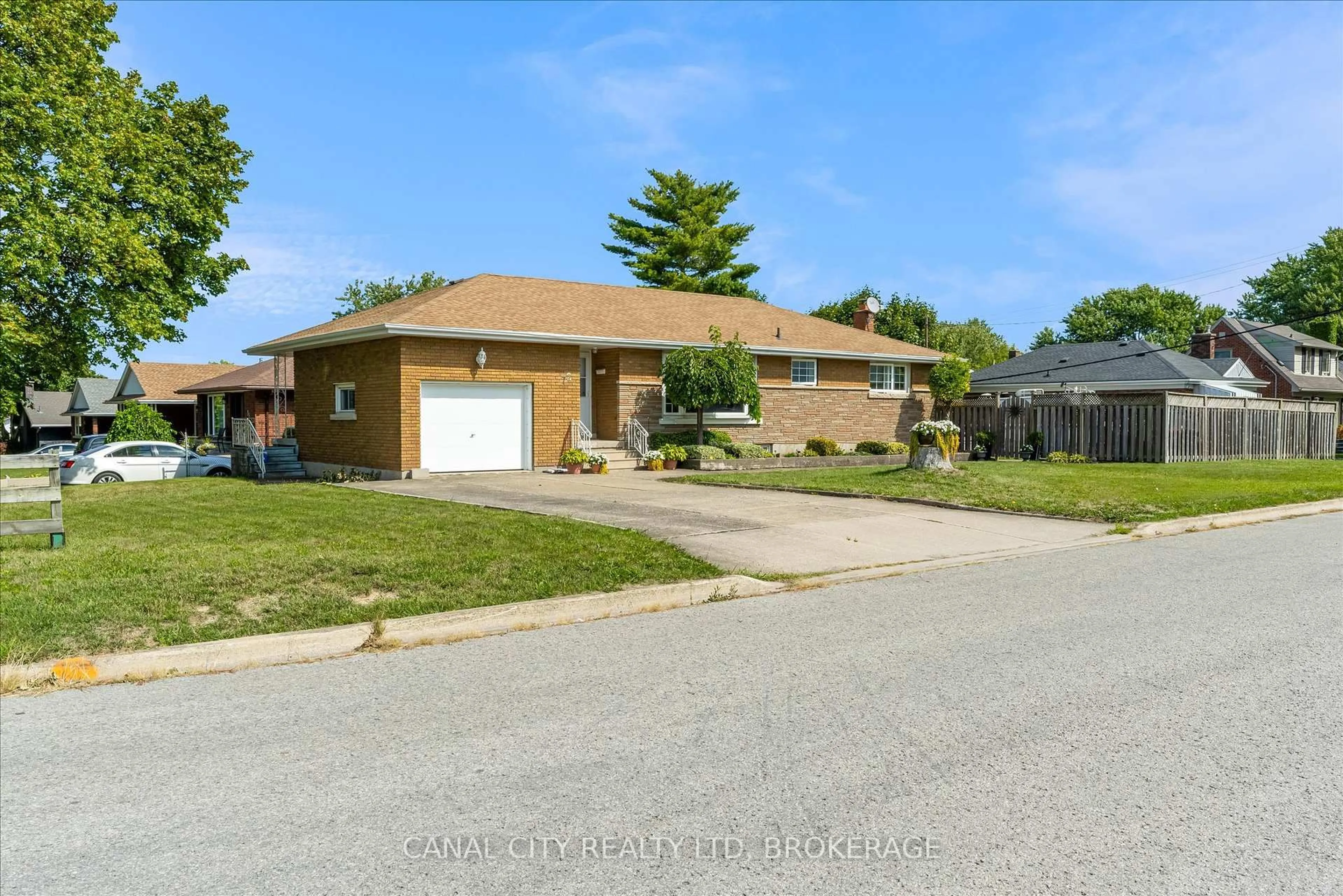 A pic from outside/outdoor area/front of a property/back of a property/a pic from drone, street for 72 Maitland St, Thorold Ontario L2V 3A9