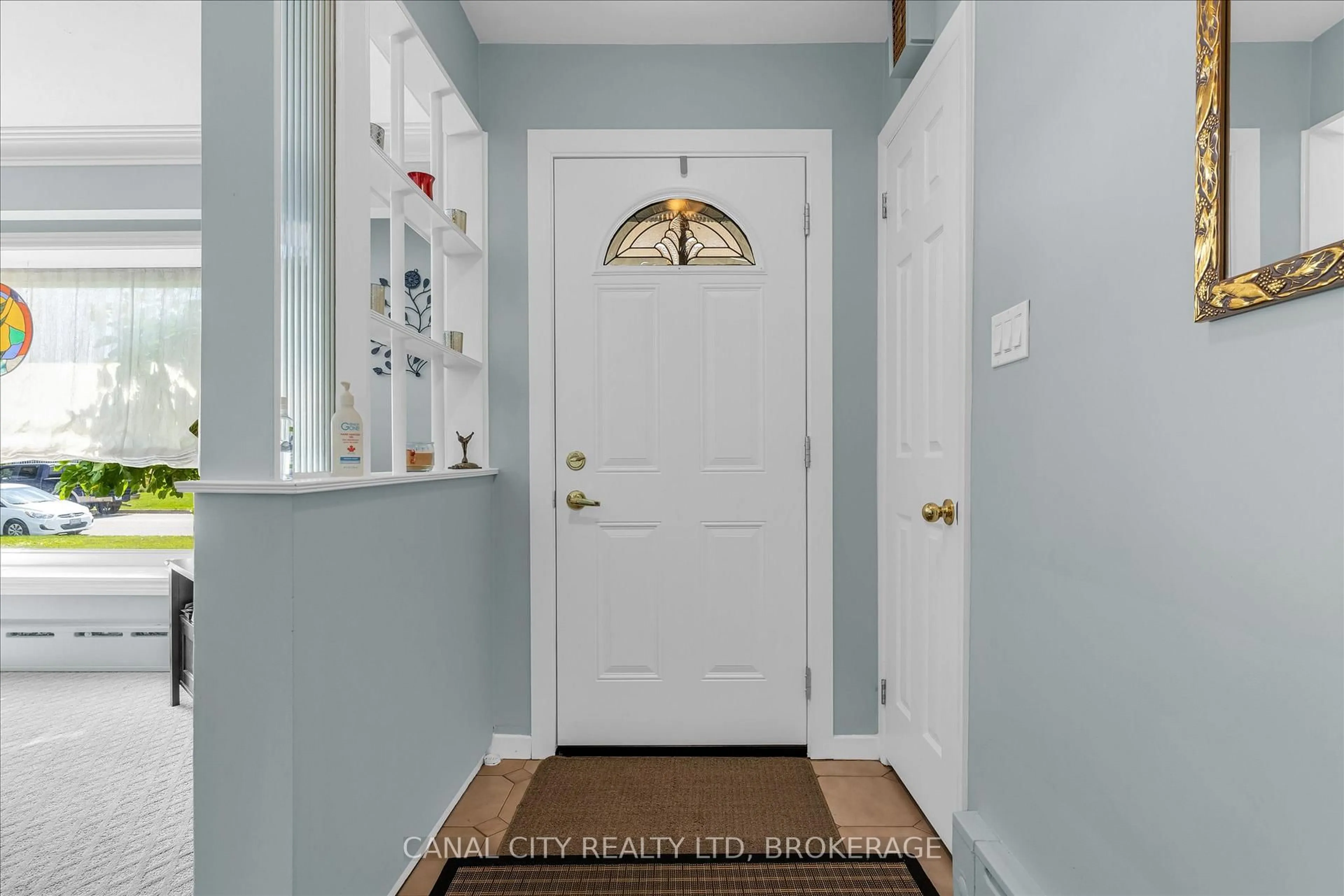 Indoor entryway for 72 Maitland St, Thorold Ontario L2V 3A9