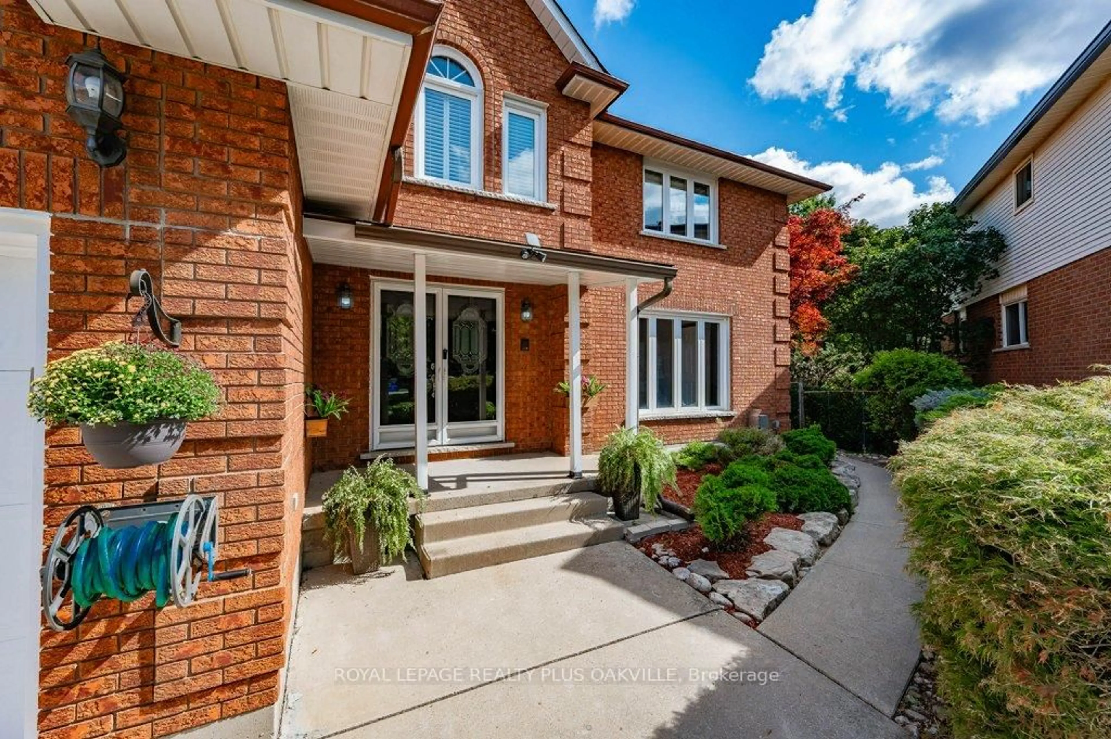 Home with brick exterior material, street for 67 Horizon Crt, Hamilton Ontario L9B 1W9