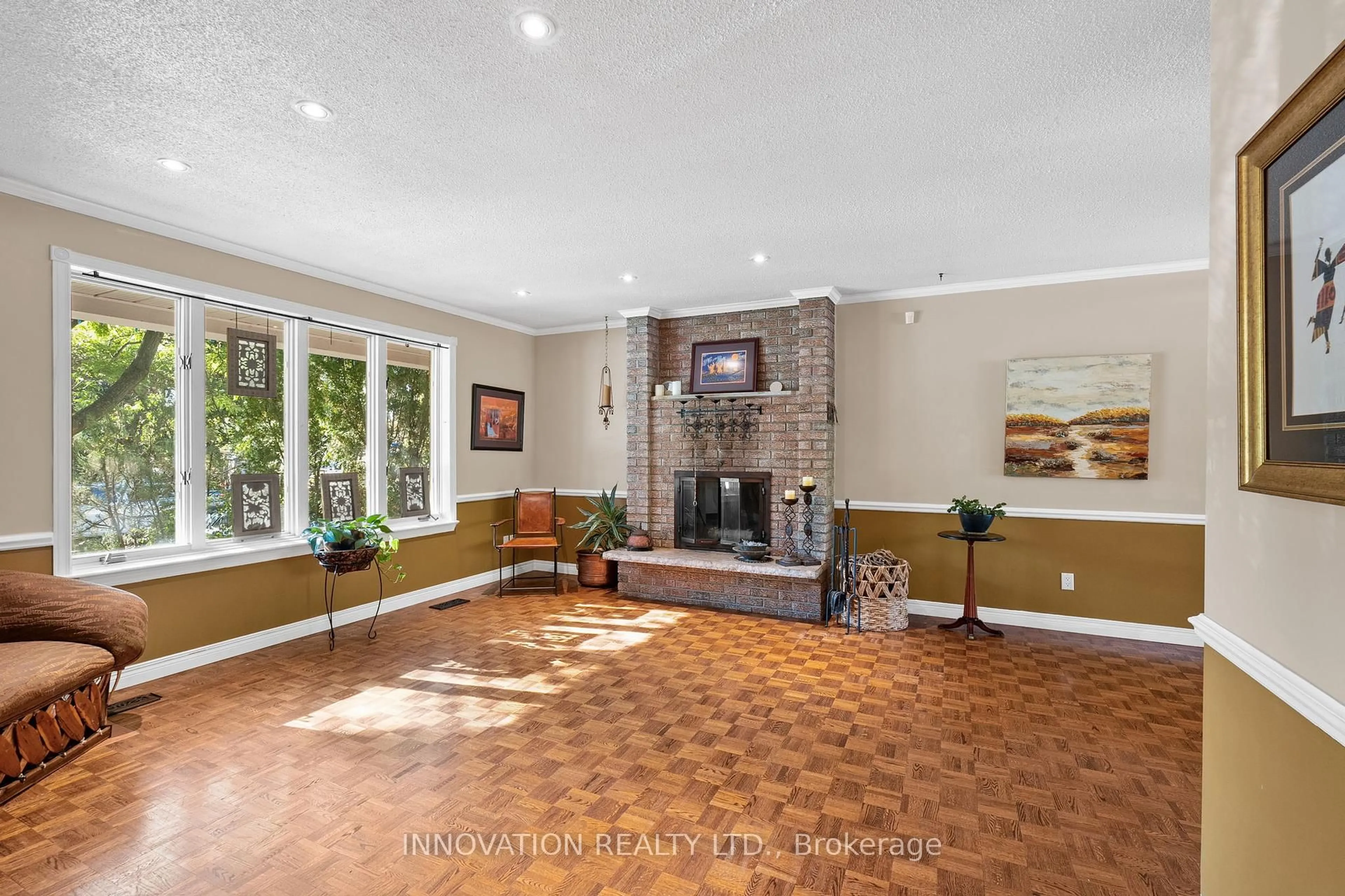 Indoor foyer for 2931 Ahearn Ave, Ottawa Ontario K2B 7A2