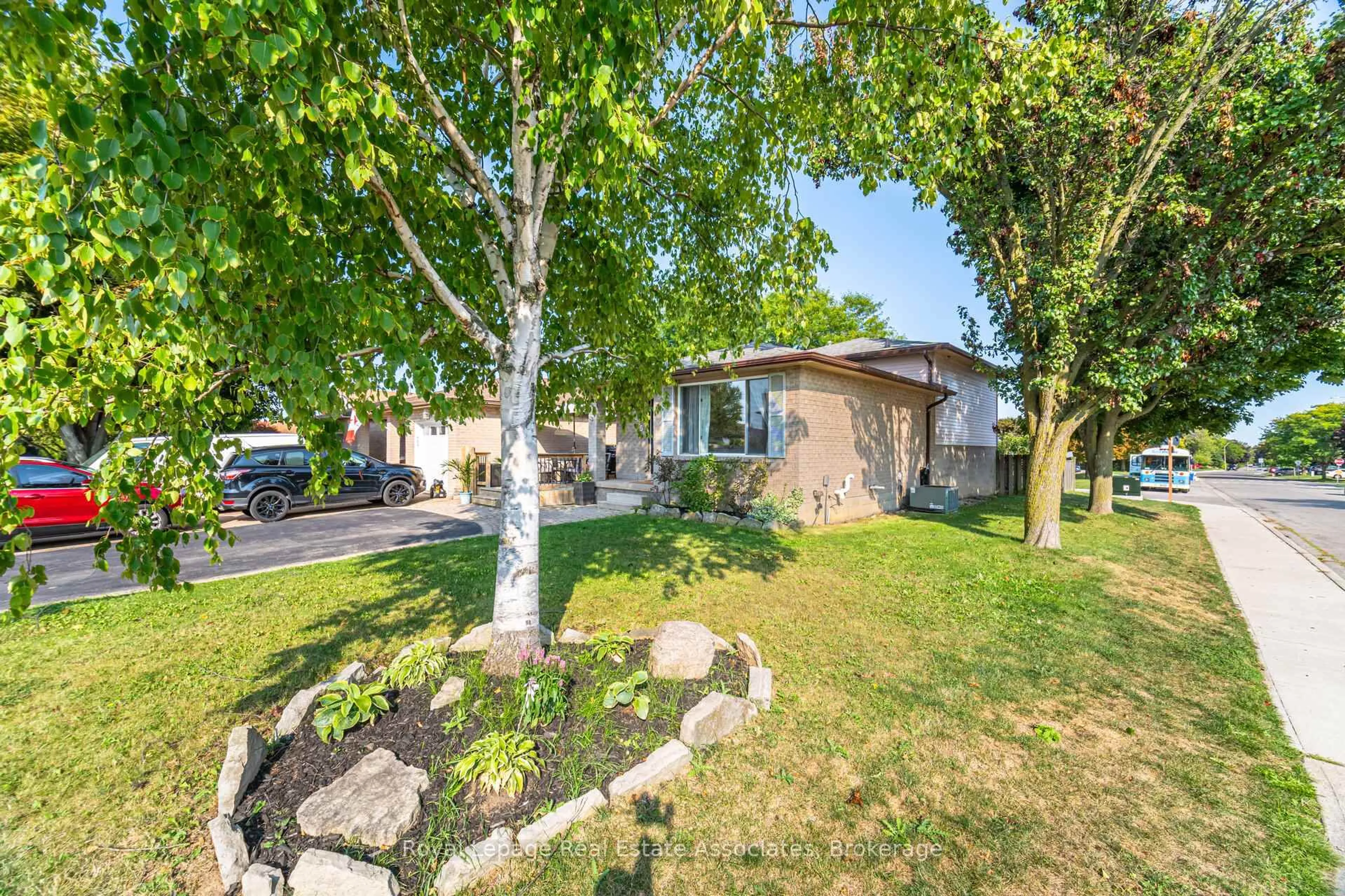 A pic from outside/outdoor area/front of a property/back of a property/a pic from drone, street for 225 Golfwood Dr, Hamilton Ontario L9C 7C6