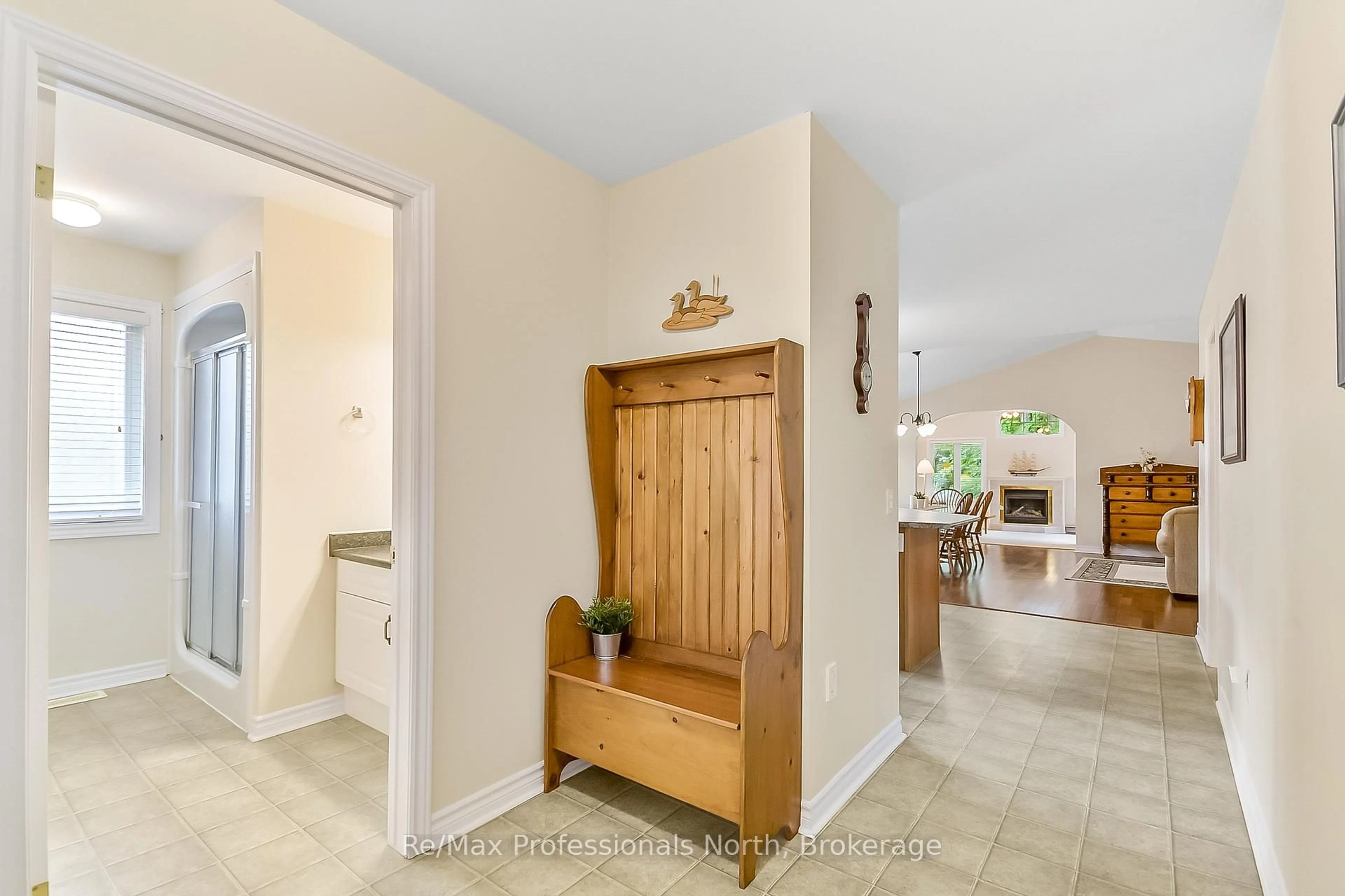 Indoor entryway for 136 Hedgewood Lane, Gravenhurst Ontario P1P 1Z4