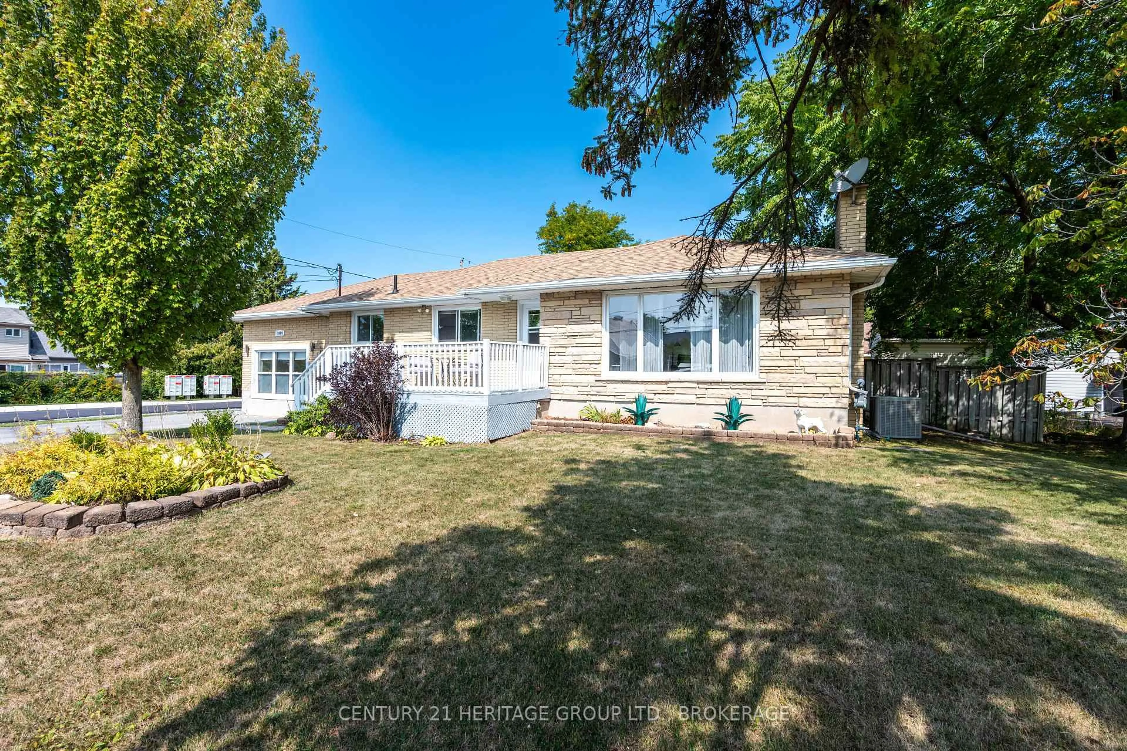A pic from outside/outdoor area/front of a property/back of a property/a pic from drone, unknown for 1014 Woodbine Rd, Kingston Ontario K7P 2V9