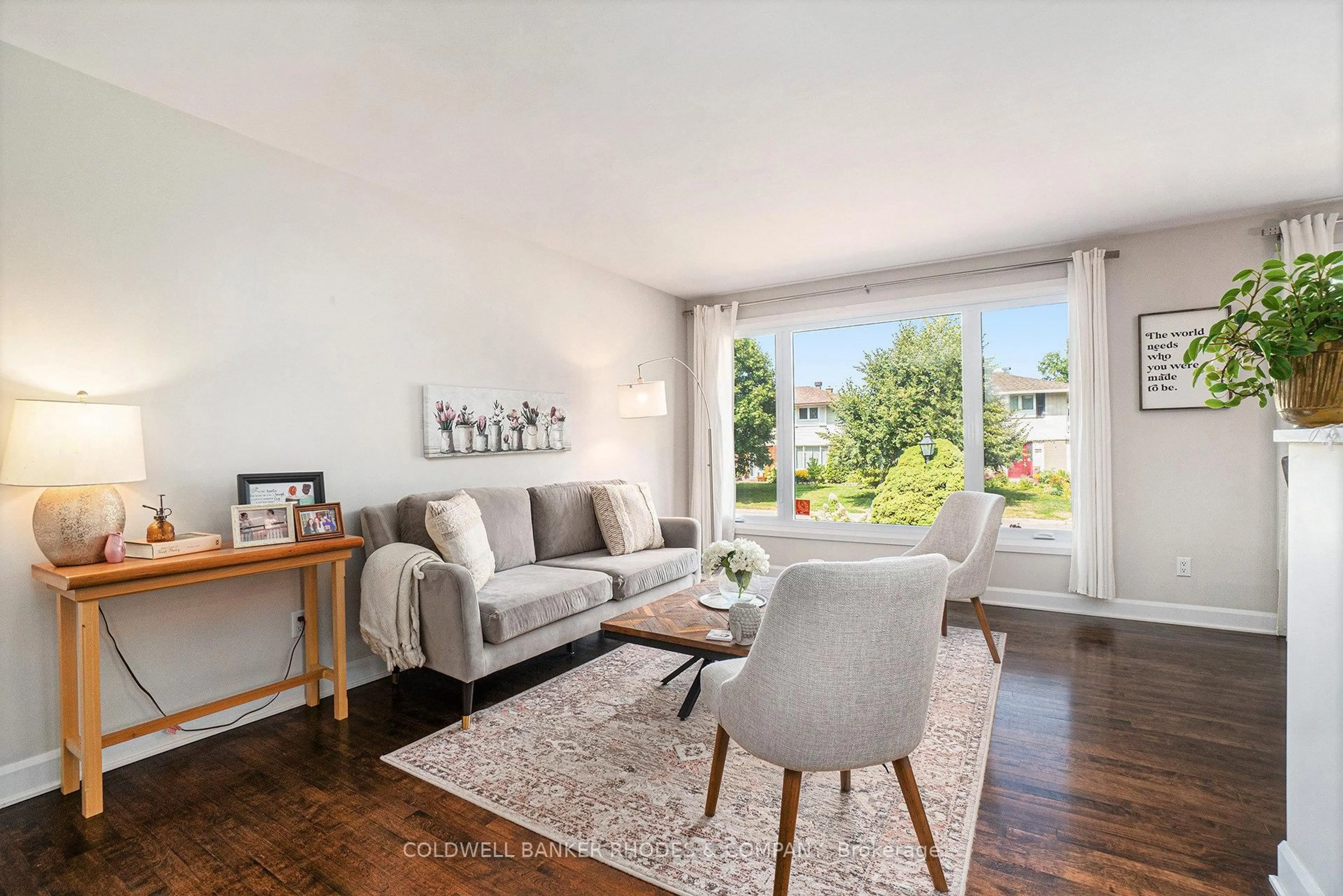 Living room with furniture, wood/laminate floor for 2722 Stone Cres, Ottawa Ontario K2H 6Z1
