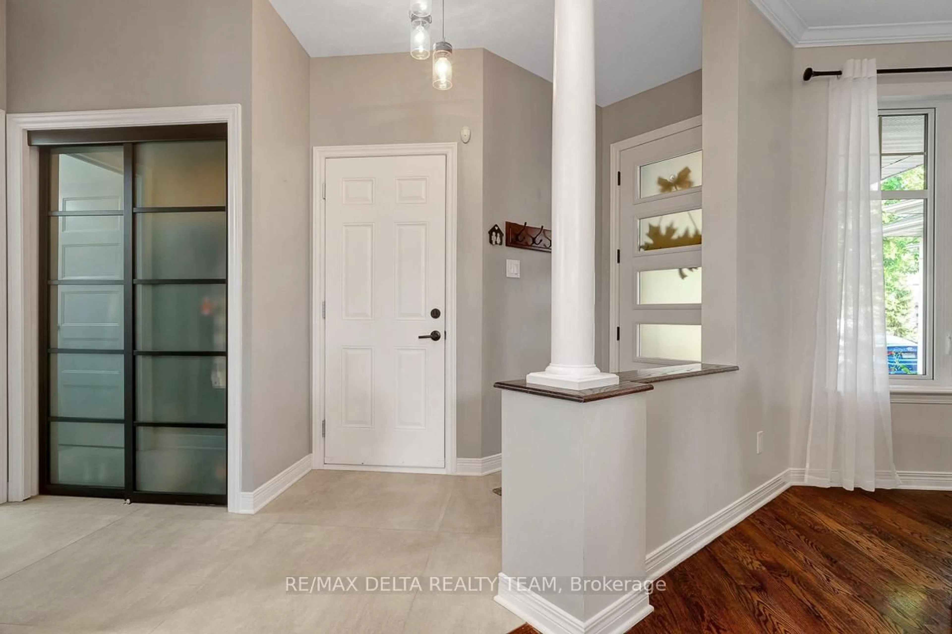 Indoor entryway for 1971 Schroeder Cres, Orleans Ontario K4A 4P7