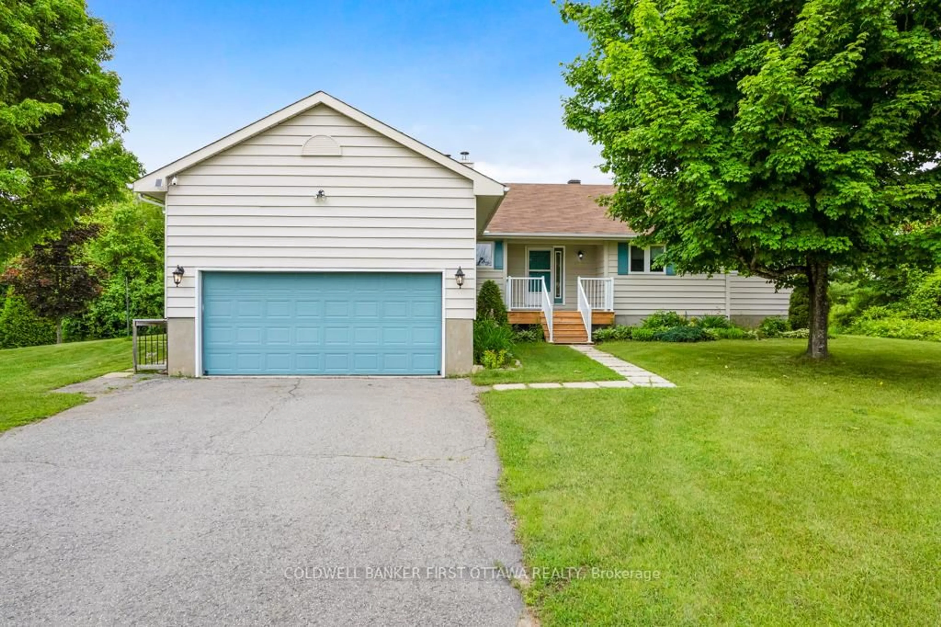 Home with vinyl exterior material, street for 640 McConnell Rd, Merrickville Ontario K0G 1N0