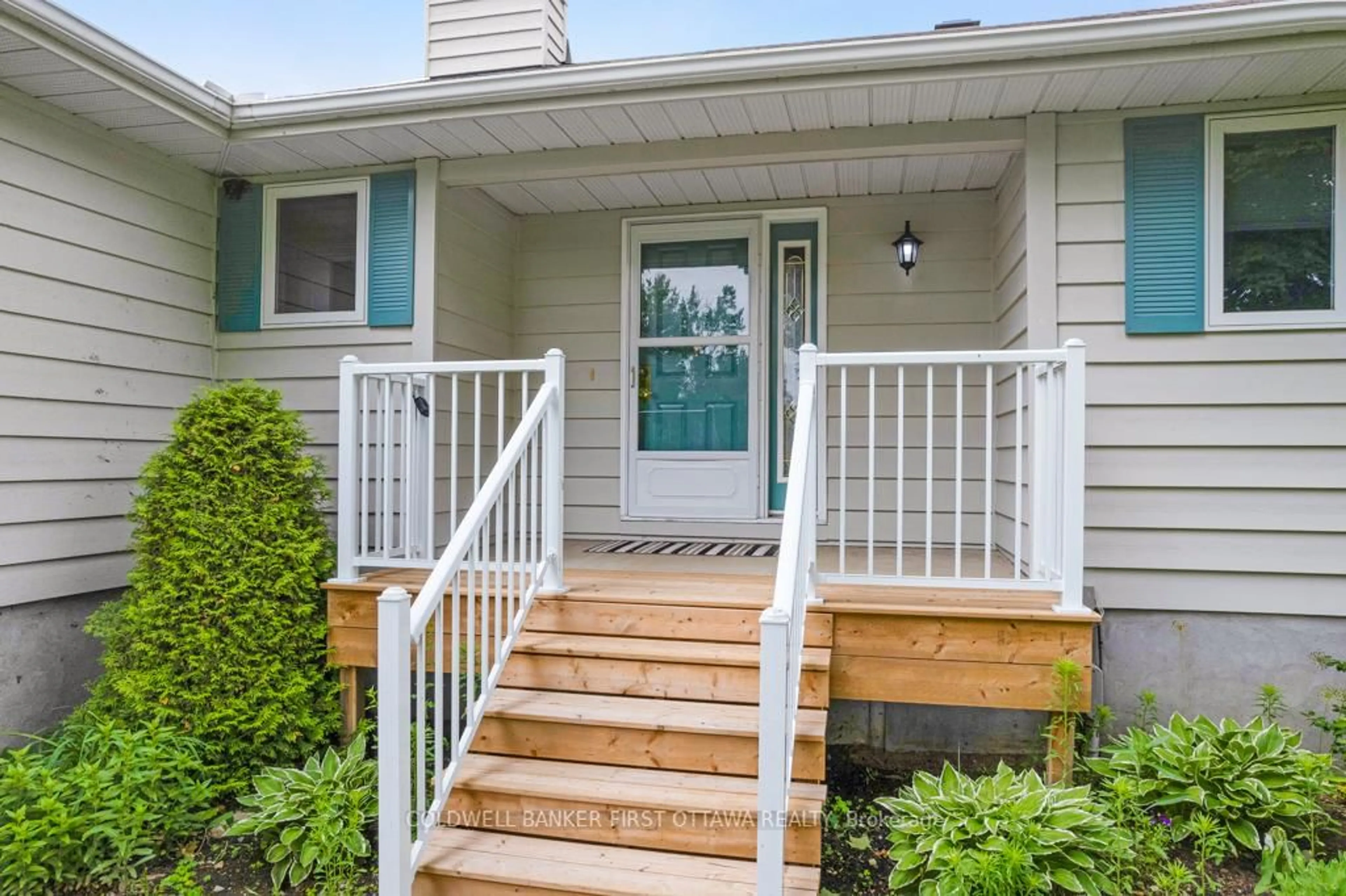 Home with vinyl exterior material, street for 640 McConnell Rd, Merrickville Ontario K0G 1N0
