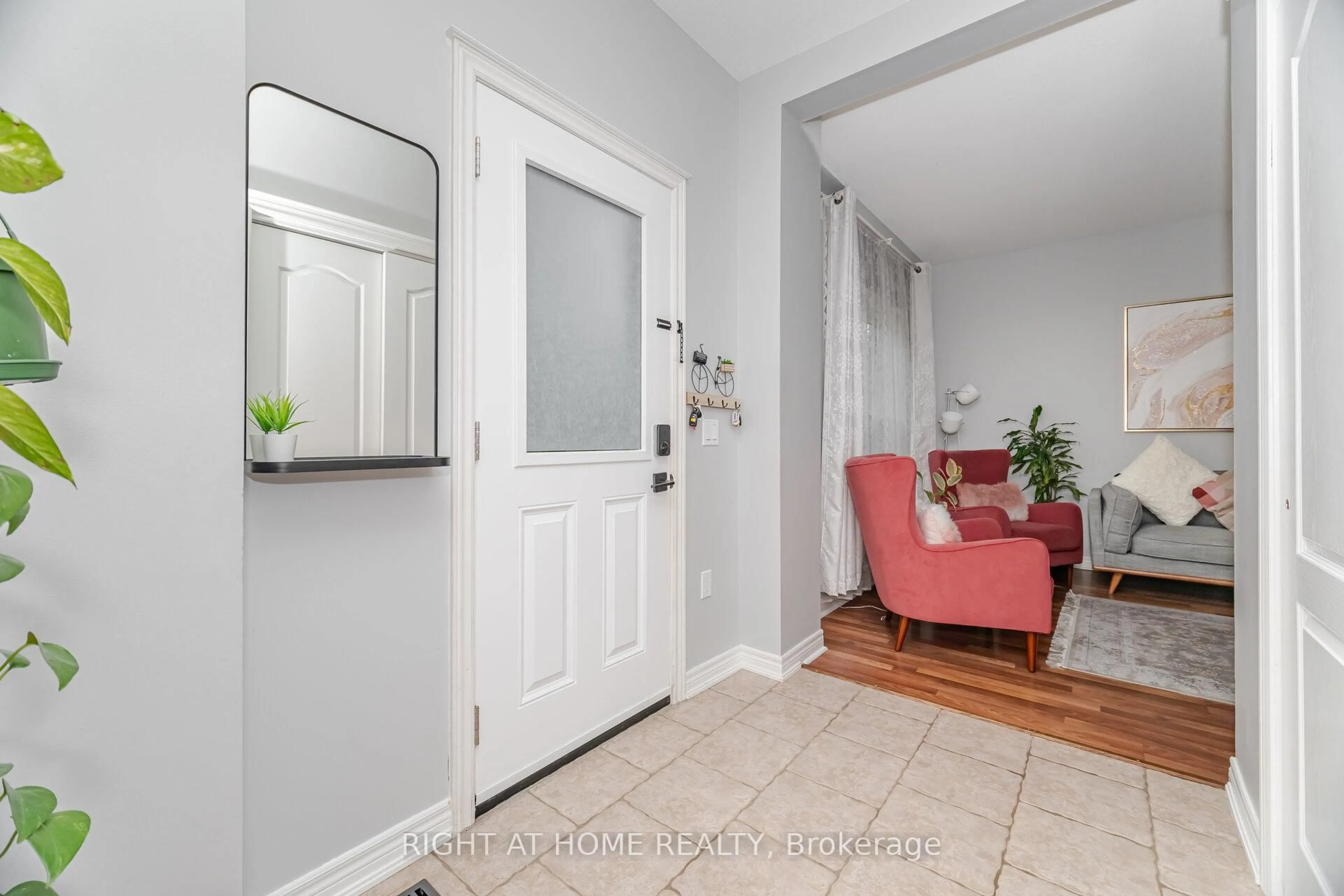 Indoor entryway for 1085 Harrogate Dr #35, Hamilton Ontario L9K 1R2