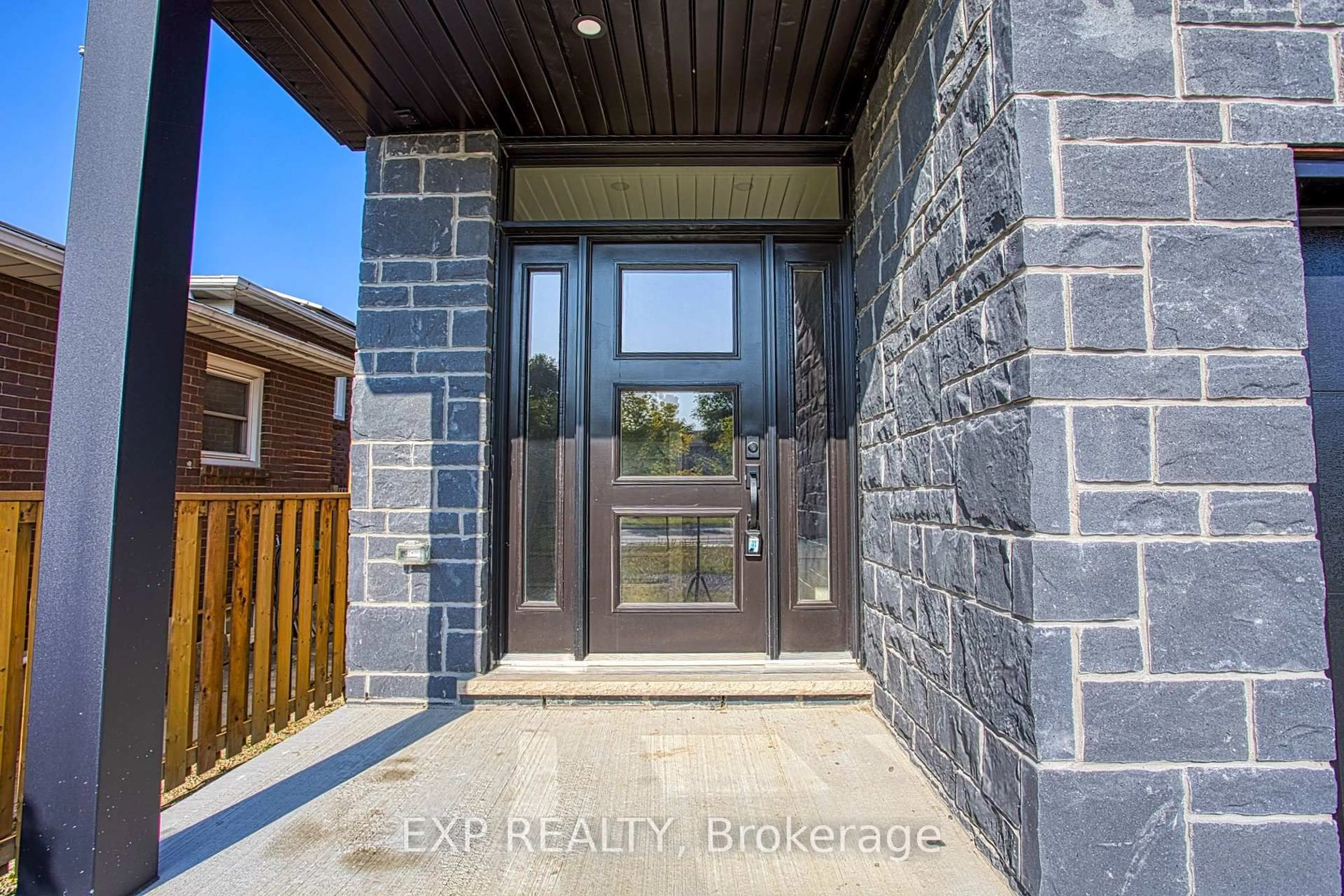 Indoor entryway for 1440 Upper Gage Ave, Hamilton Ontario L8W 1E7