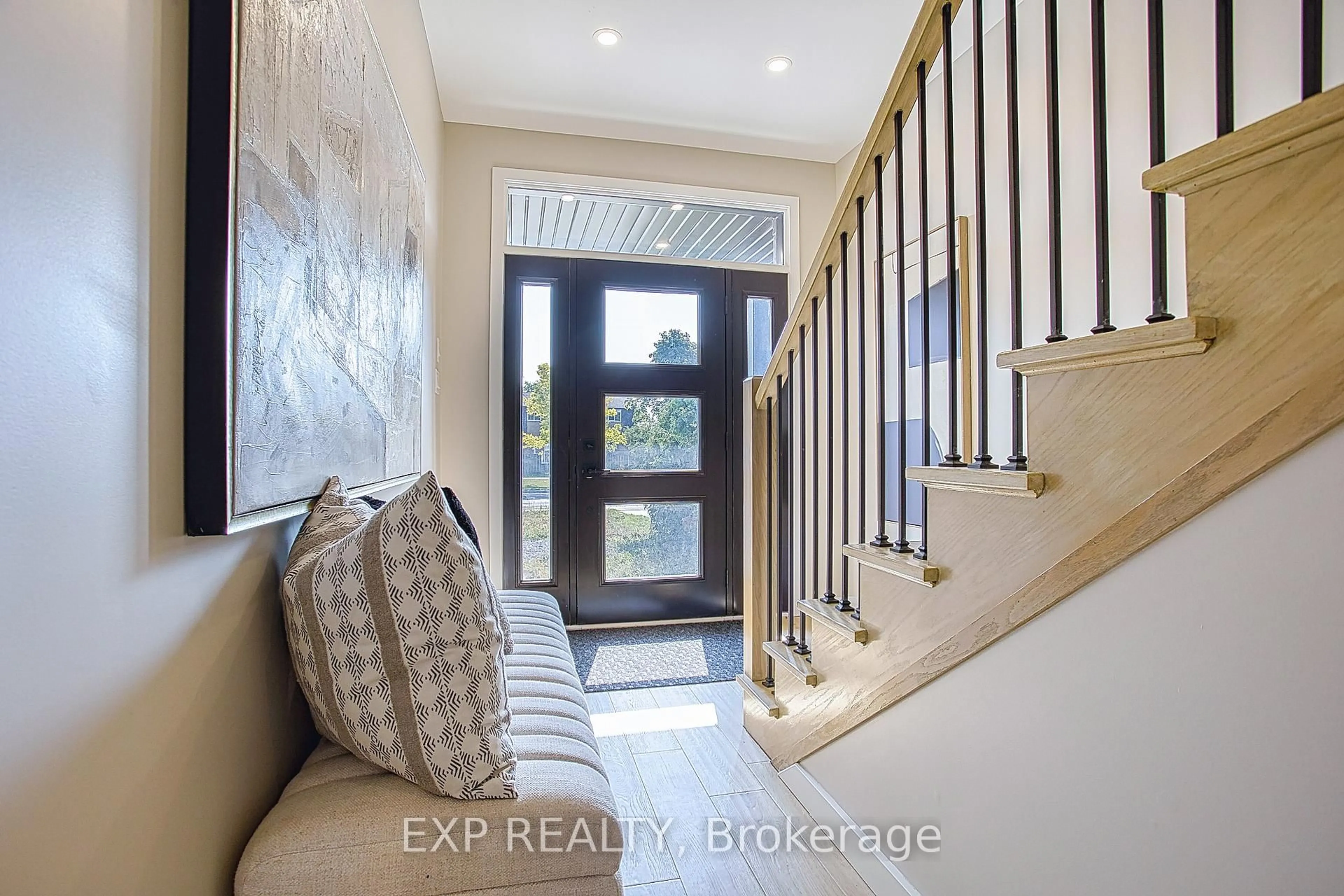 Indoor entryway for 1440 Upper Gage Ave, Hamilton Ontario L8W 1E7