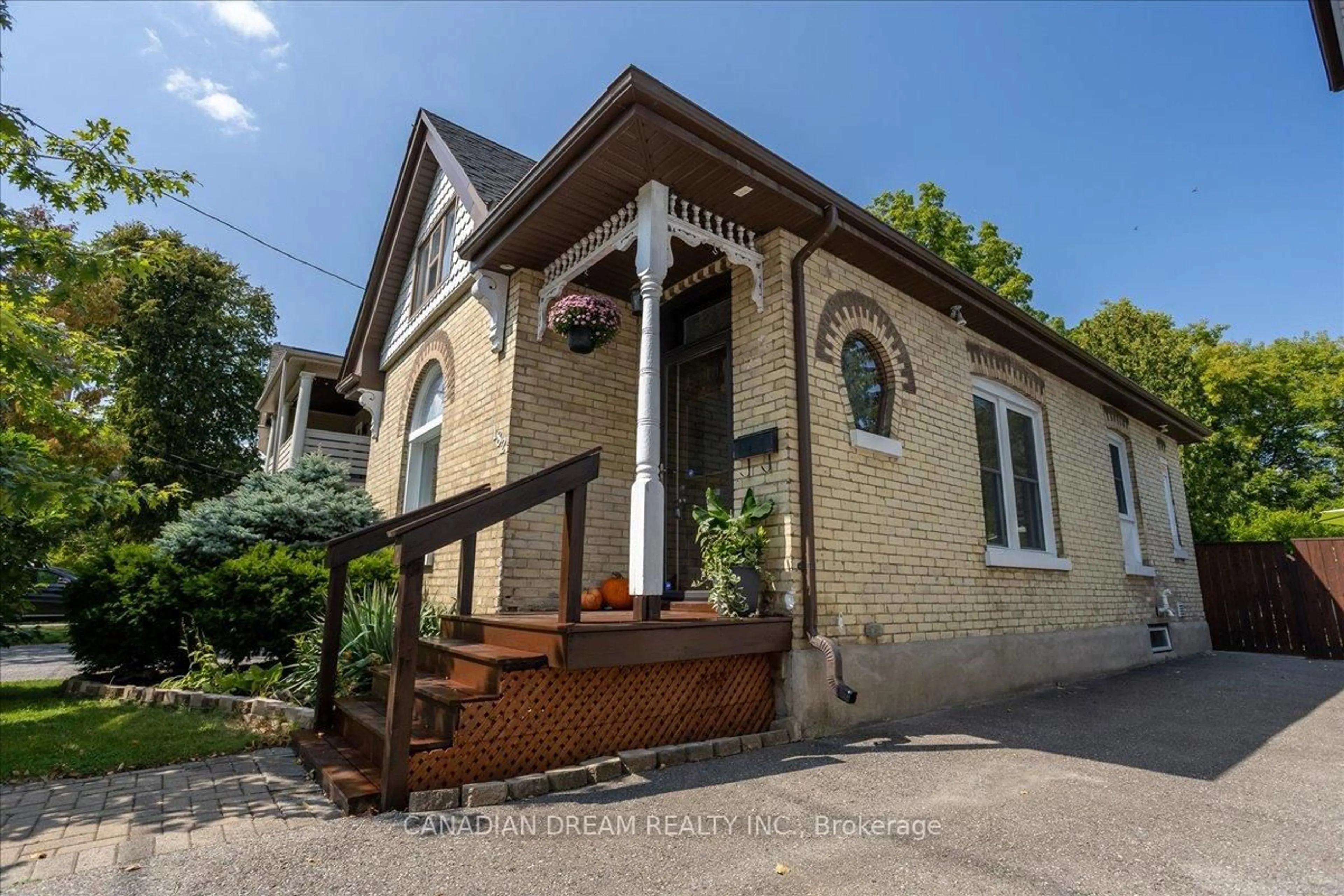 A pic from outside/outdoor area/front of a property/back of a property/a pic from drone, street for 182 Briscoe St, London South Ontario N6C 1X3
