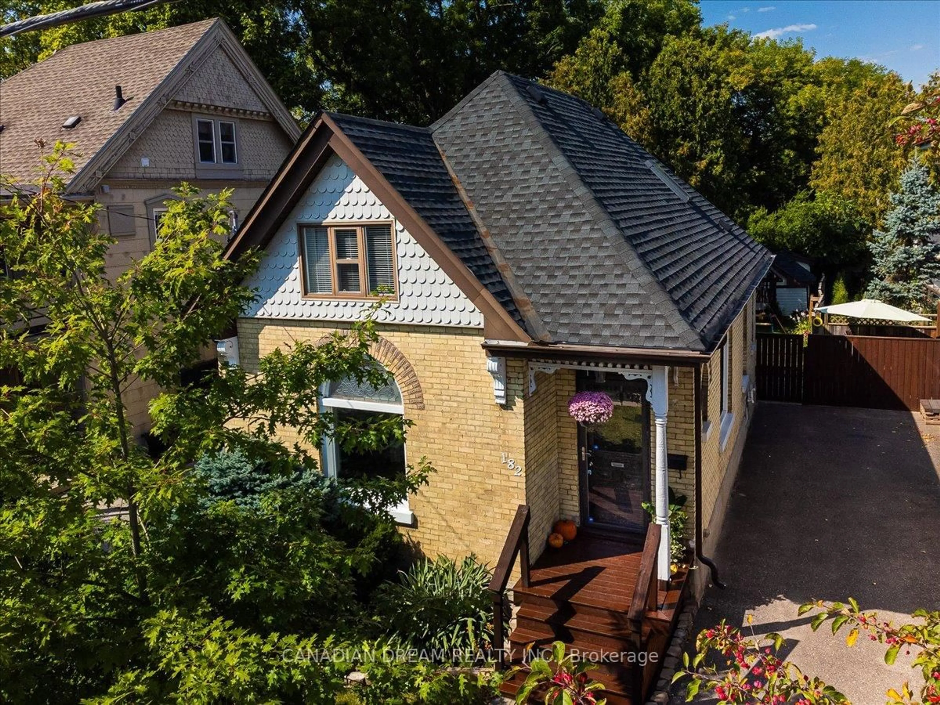 A pic from outside/outdoor area/front of a property/back of a property/a pic from drone, street for 182 Briscoe St, London South Ontario N6C 1X3