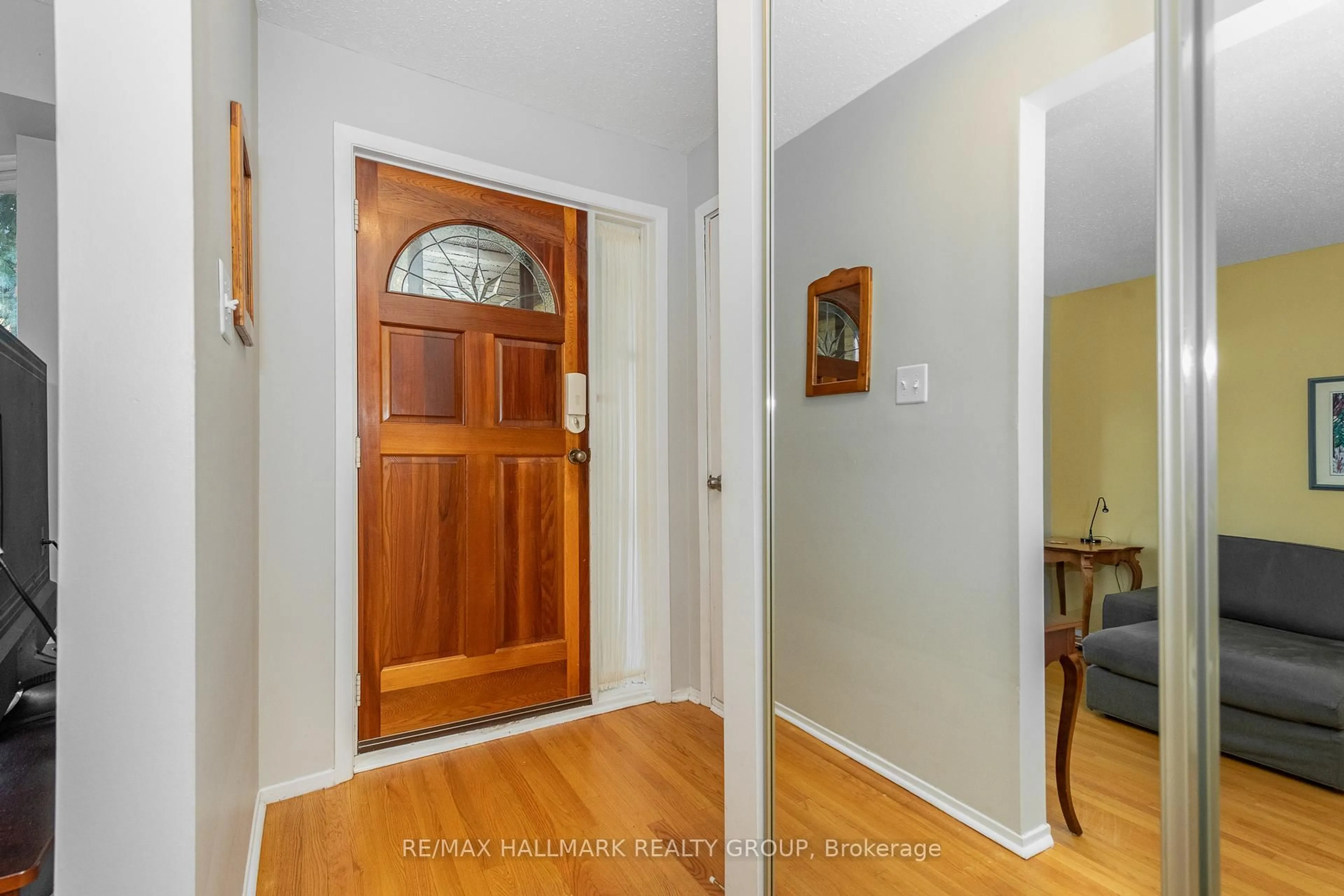 Indoor entryway for 1414 Eastcliffe Way, Gloucester Ontario K1B 5H6