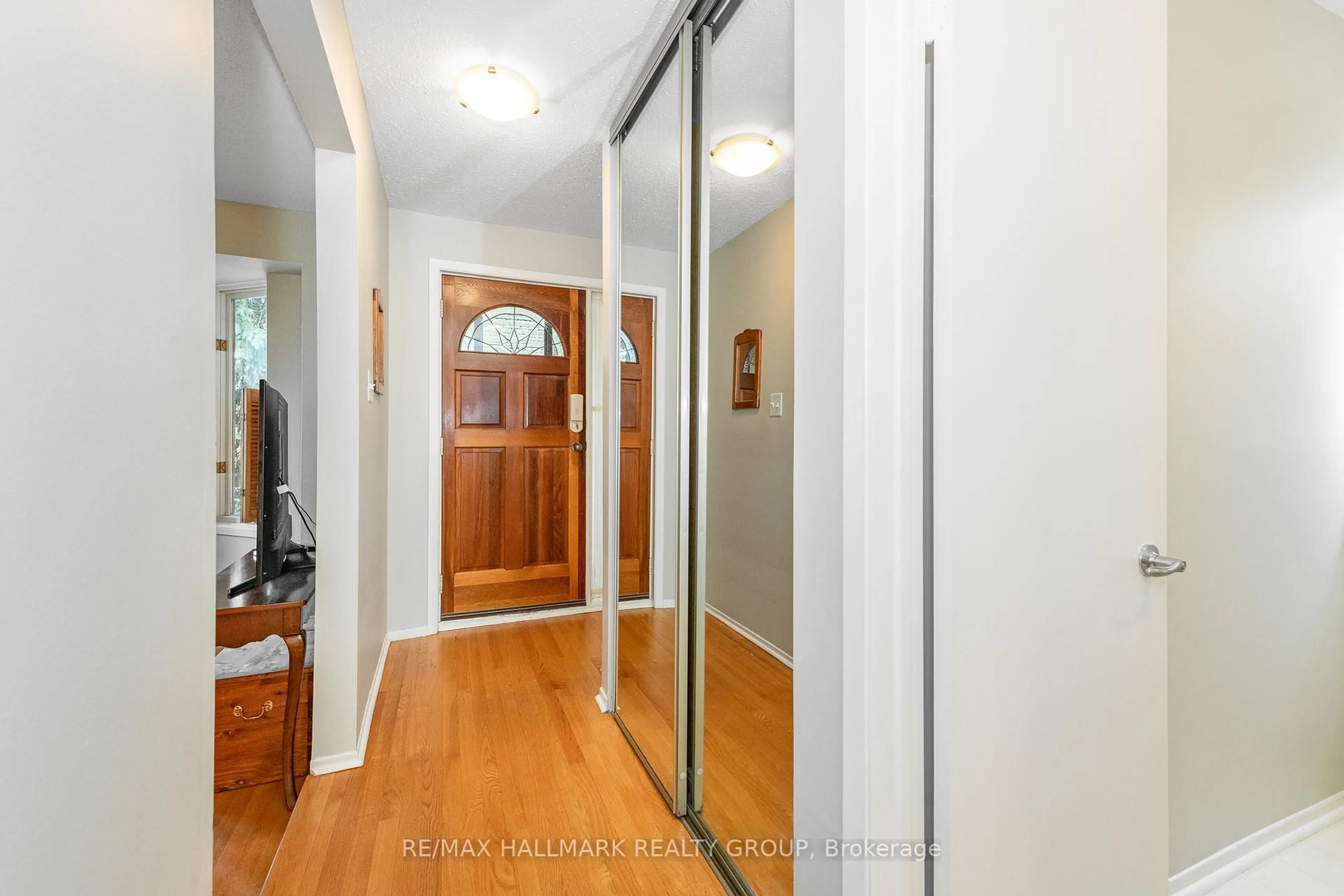Indoor entryway for 1414 Eastcliffe Way, Gloucester Ontario K1B 5H6