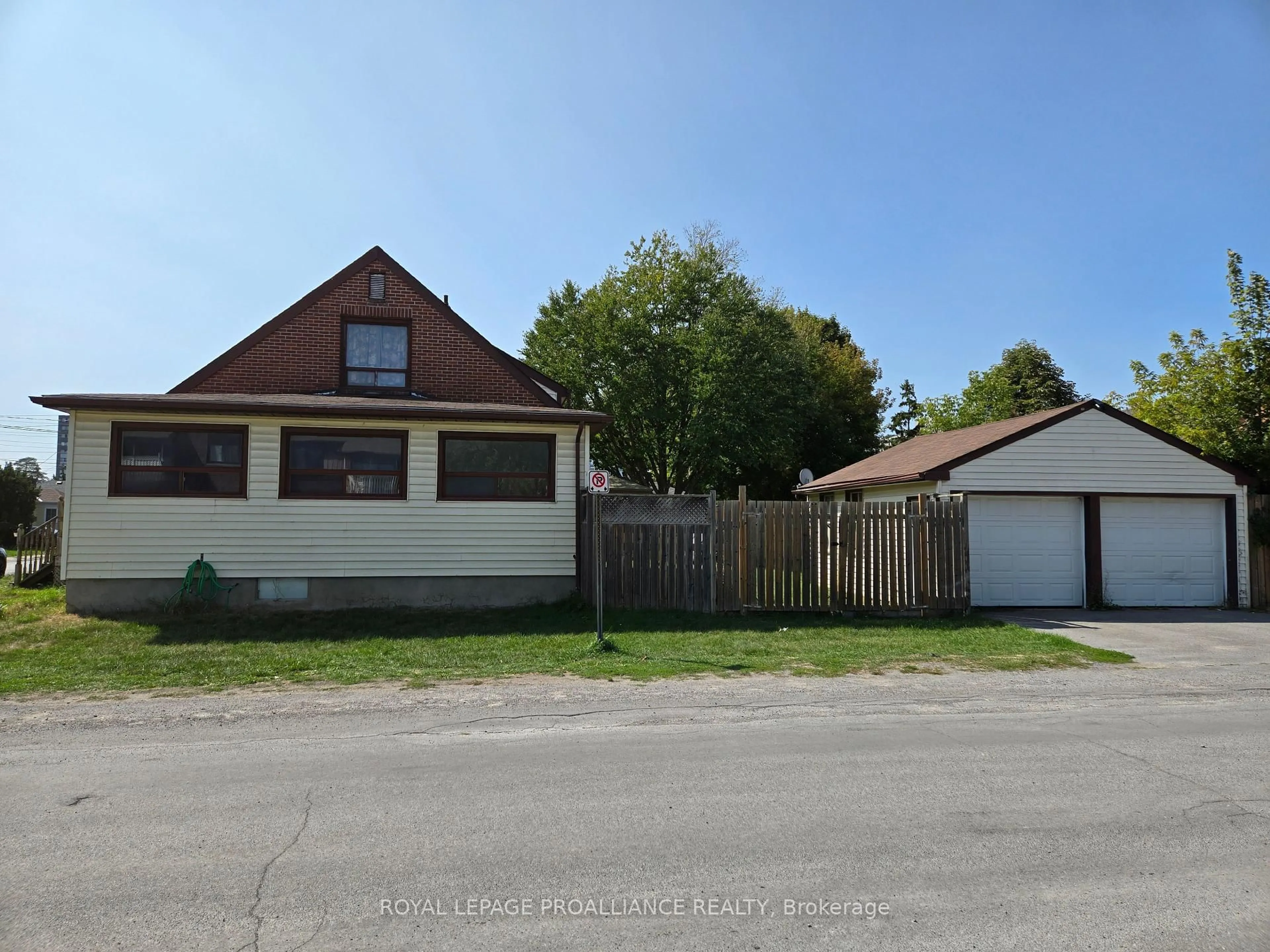 A pic from outside/outdoor area/front of a property/back of a property/a pic from drone, street for 10 Wellington Cres, Belleville Ontario K8P 1E1