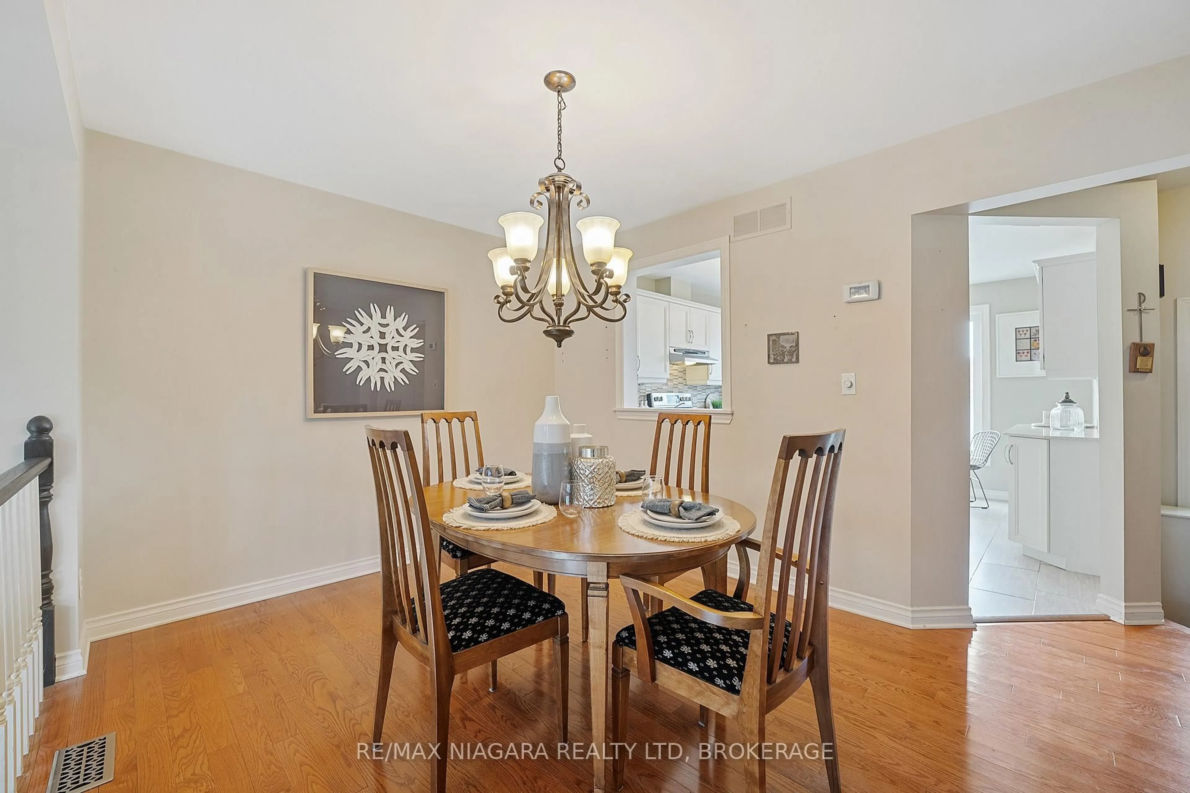 Dining room, wood/laminate floor for 15 LAKESIDE Dr #41, St. Catharines Ontario L2M 1P3