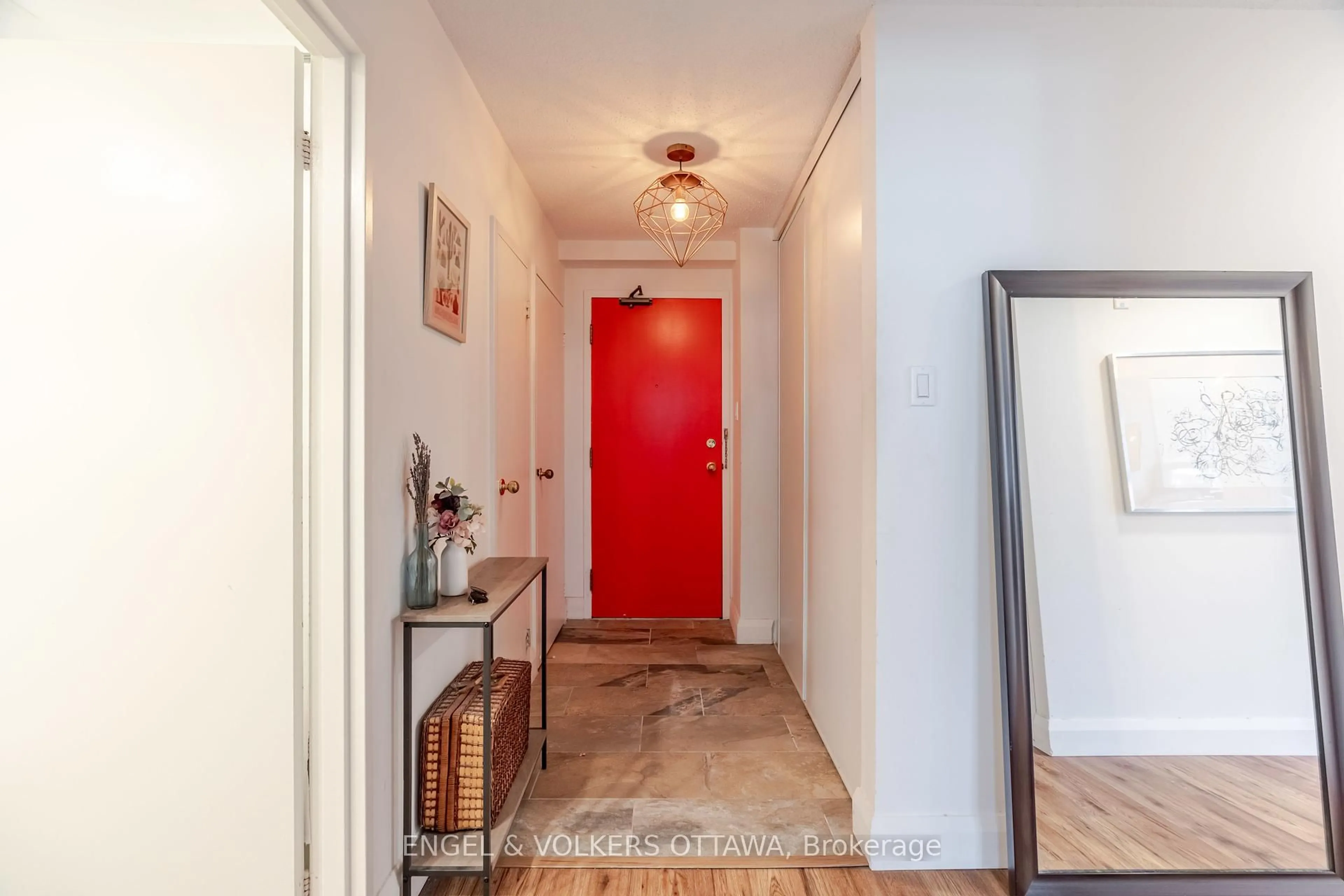 Indoor entryway for 110 Forward Ave #401, Ottawa Ontario K1Y 4S9