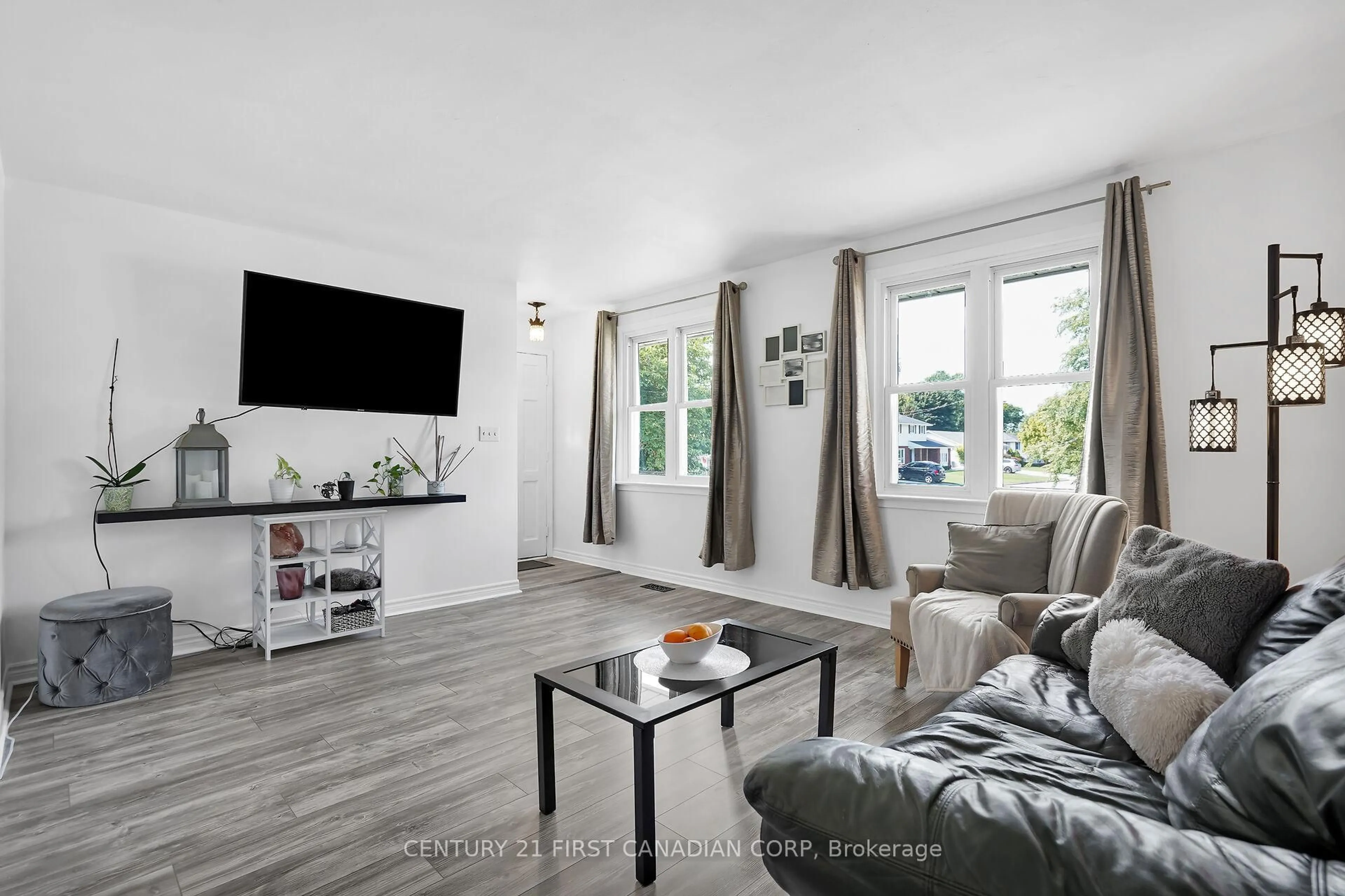 Living room with furniture, unknown for 23 Gregory Pl, St. Thomas Ontario N5R 4S4