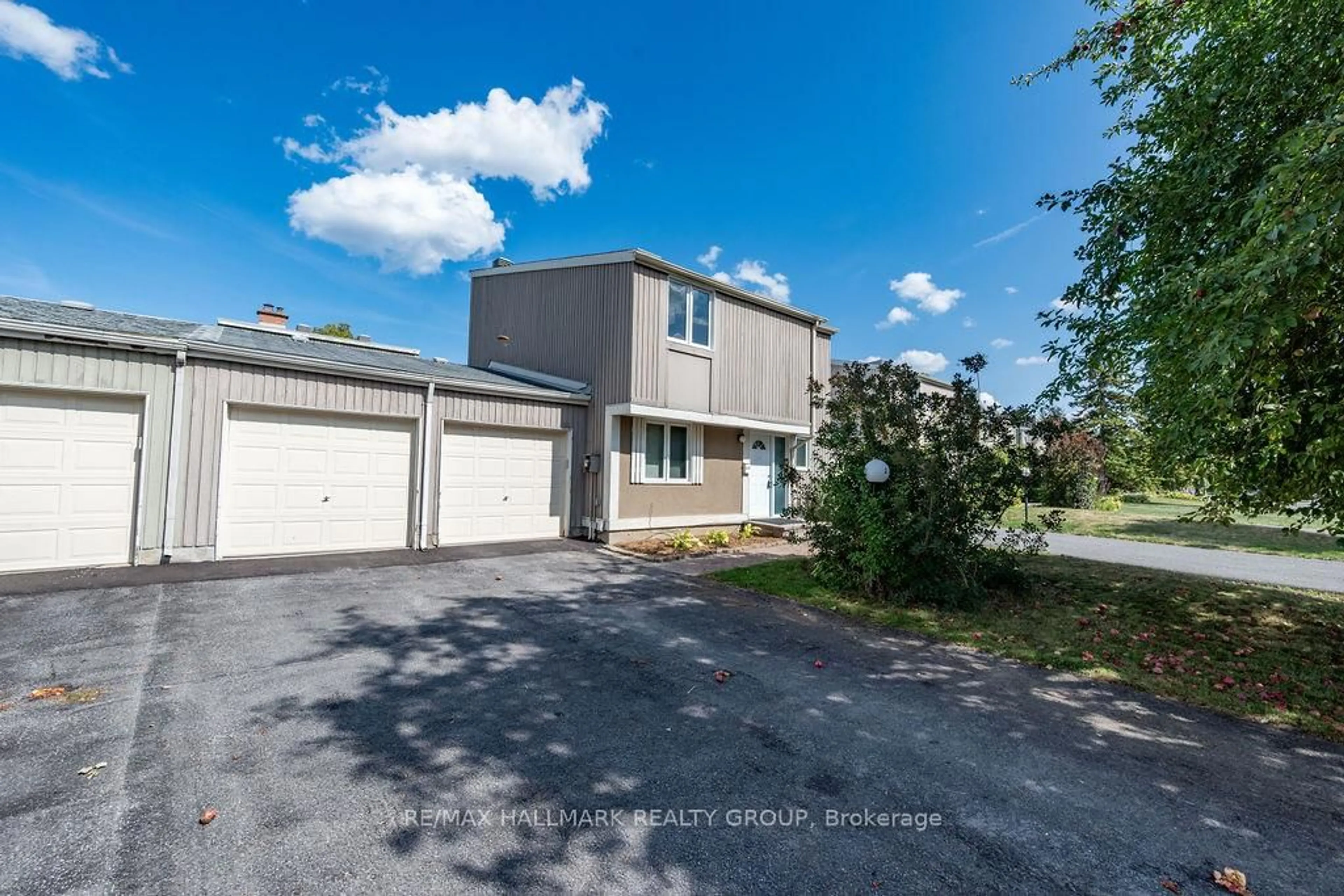 A pic from outside/outdoor area/front of a property/back of a property/a pic from drone, street for 29D Varley Dr, Ottawa Ontario K2K 1G4