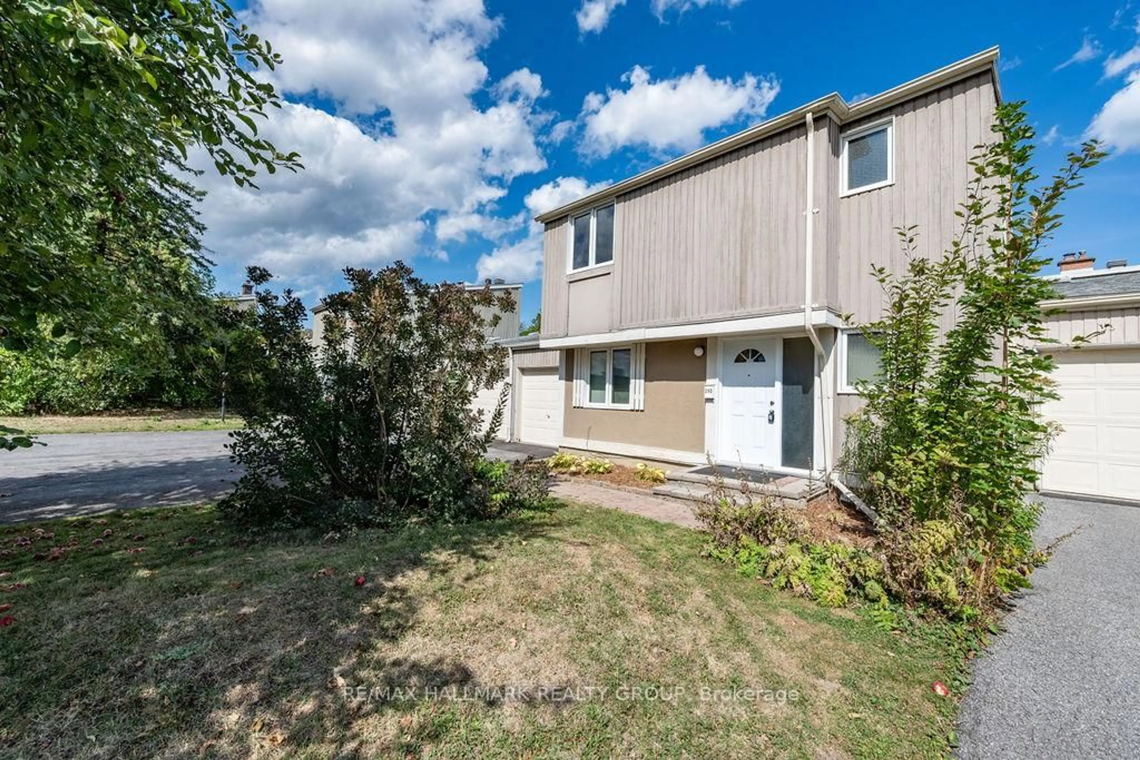 A pic from outside/outdoor area/front of a property/back of a property/a pic from drone, street for 29D Varley Dr, Ottawa Ontario K2K 1G4