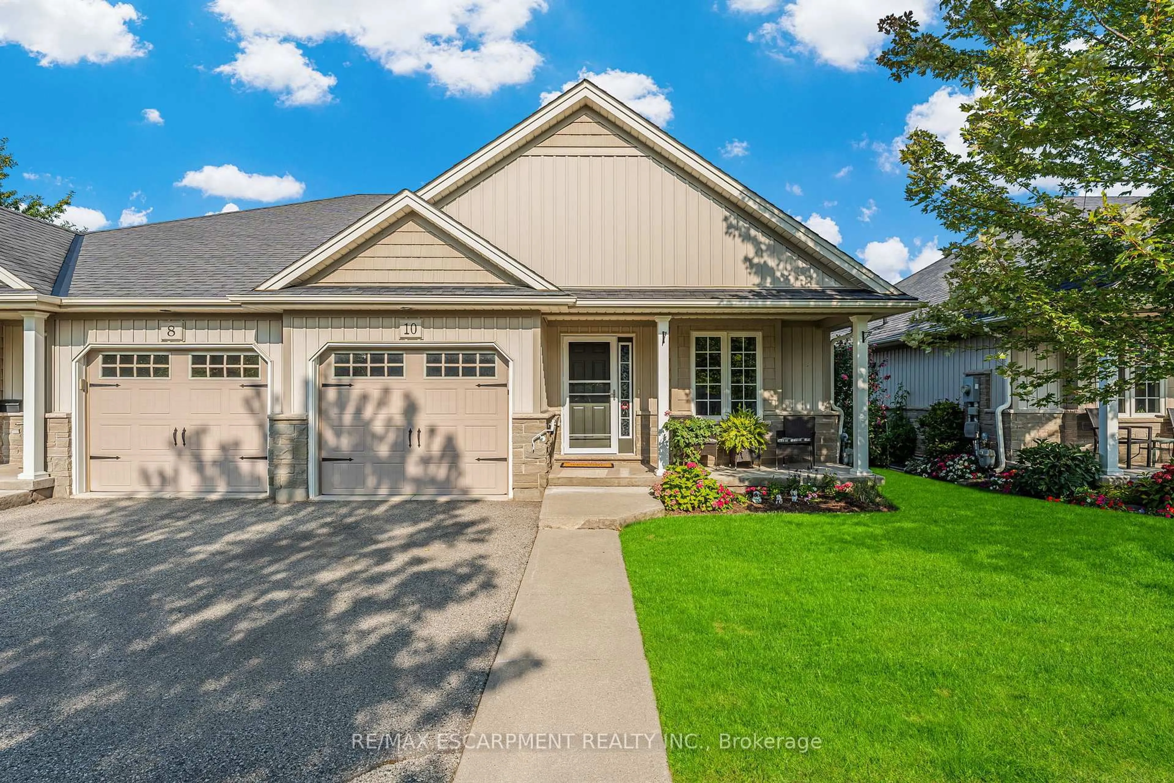 Home with vinyl exterior material, street for 10 Sunnydale Crt, West Lincoln Ontario L0R 2A0