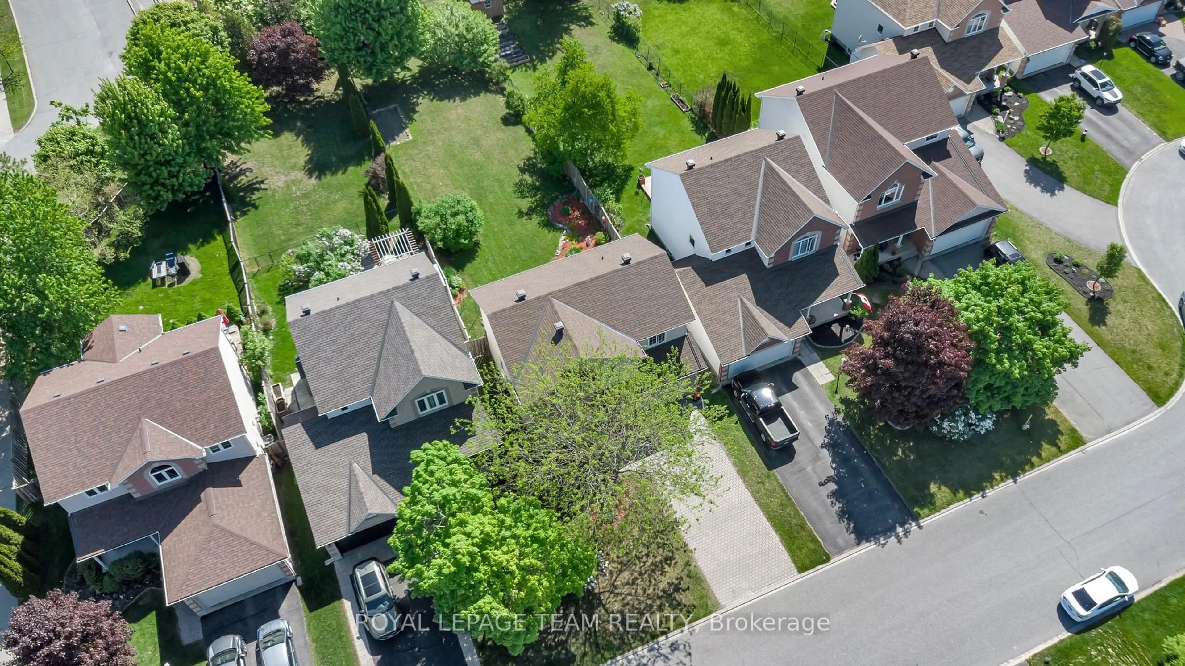 A pic from outside/outdoor area/front of a property/back of a property/a pic from drone, street for 5 Sundew Crt, Stittsville Ontario K2S 1Z5