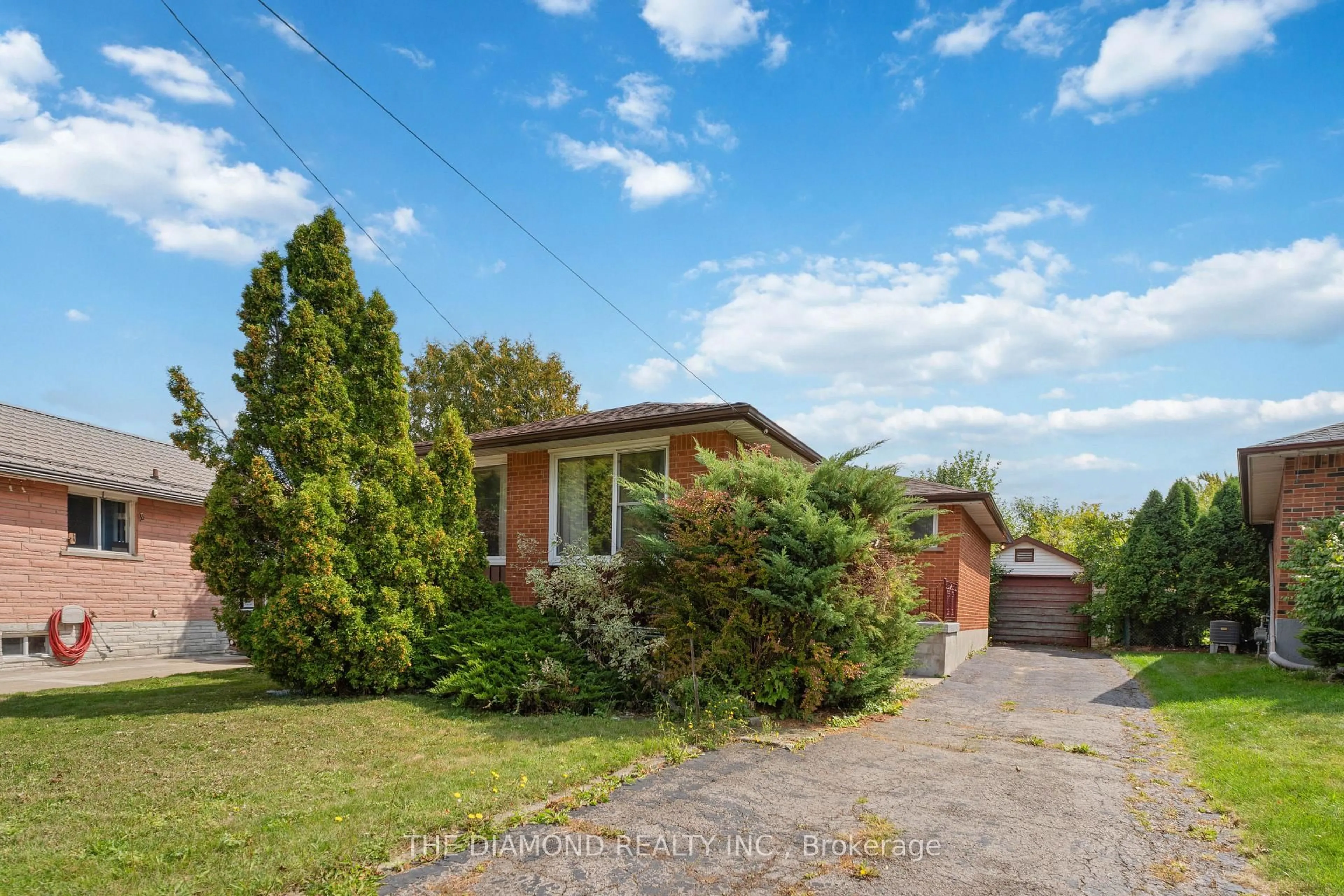 A pic from outside/outdoor area/front of a property/back of a property/a pic from drone, street for 95 Winchester Blvd, Hamilton Ontario L8T 2M9