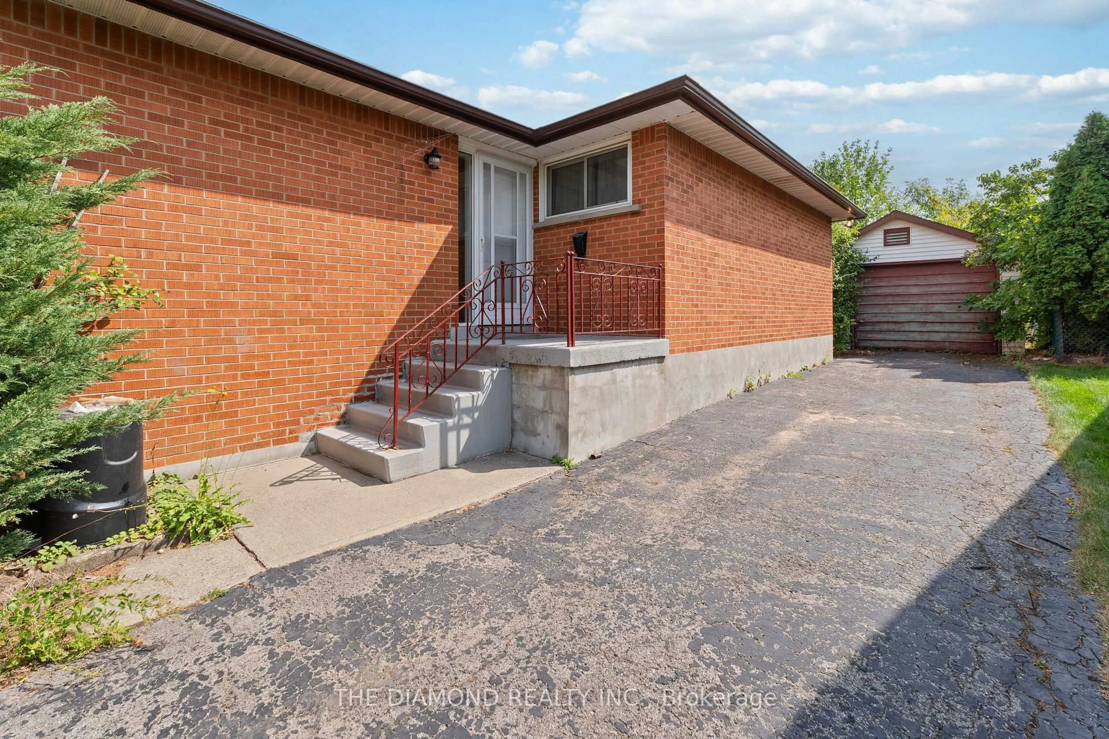 Home with brick exterior material, street for 95 Winchester Blvd, Hamilton Ontario L8T 2M9