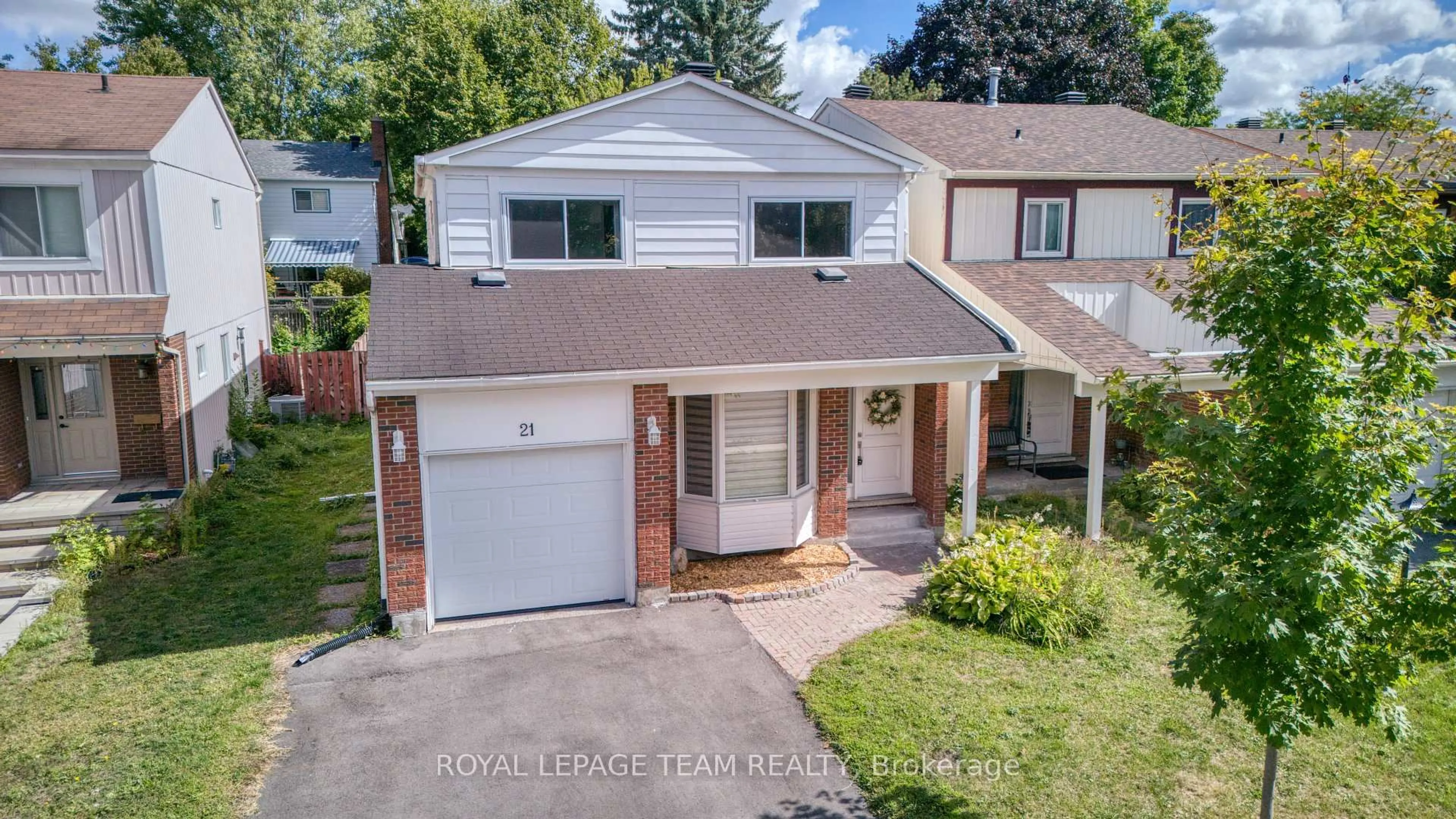 A pic from outside/outdoor area/front of a property/back of a property/a pic from drone, street for 21 Equestrian Dr, Ottawa Ontario K2M 1B8