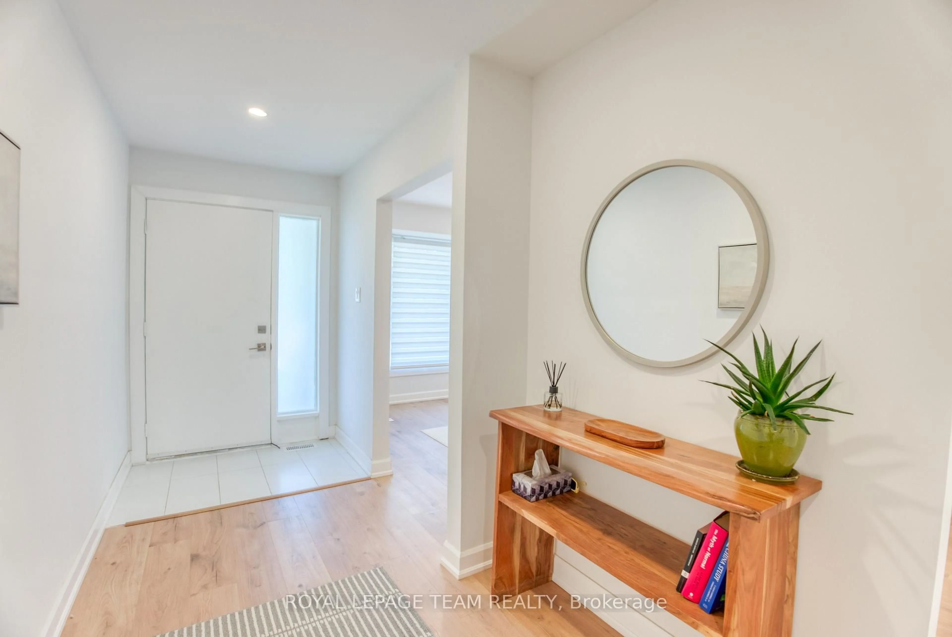Indoor entryway for 21 Equestrian Dr, Ottawa Ontario K2M 1B8