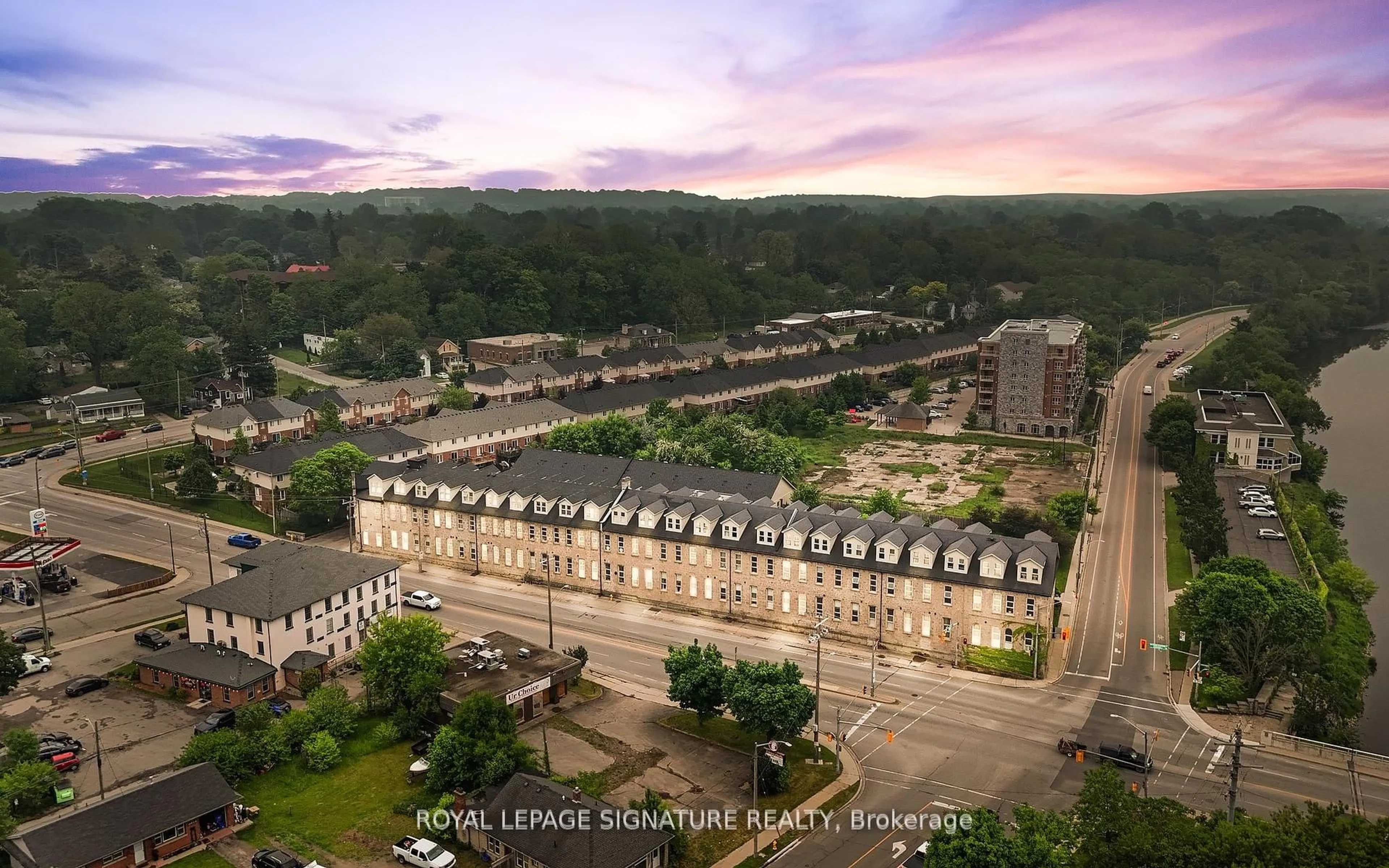 A pic from outside/outdoor area/front of a property/back of a property/a pic from drone, street for 25 Concession St #215, Cambridge Ontario N1R 2G6