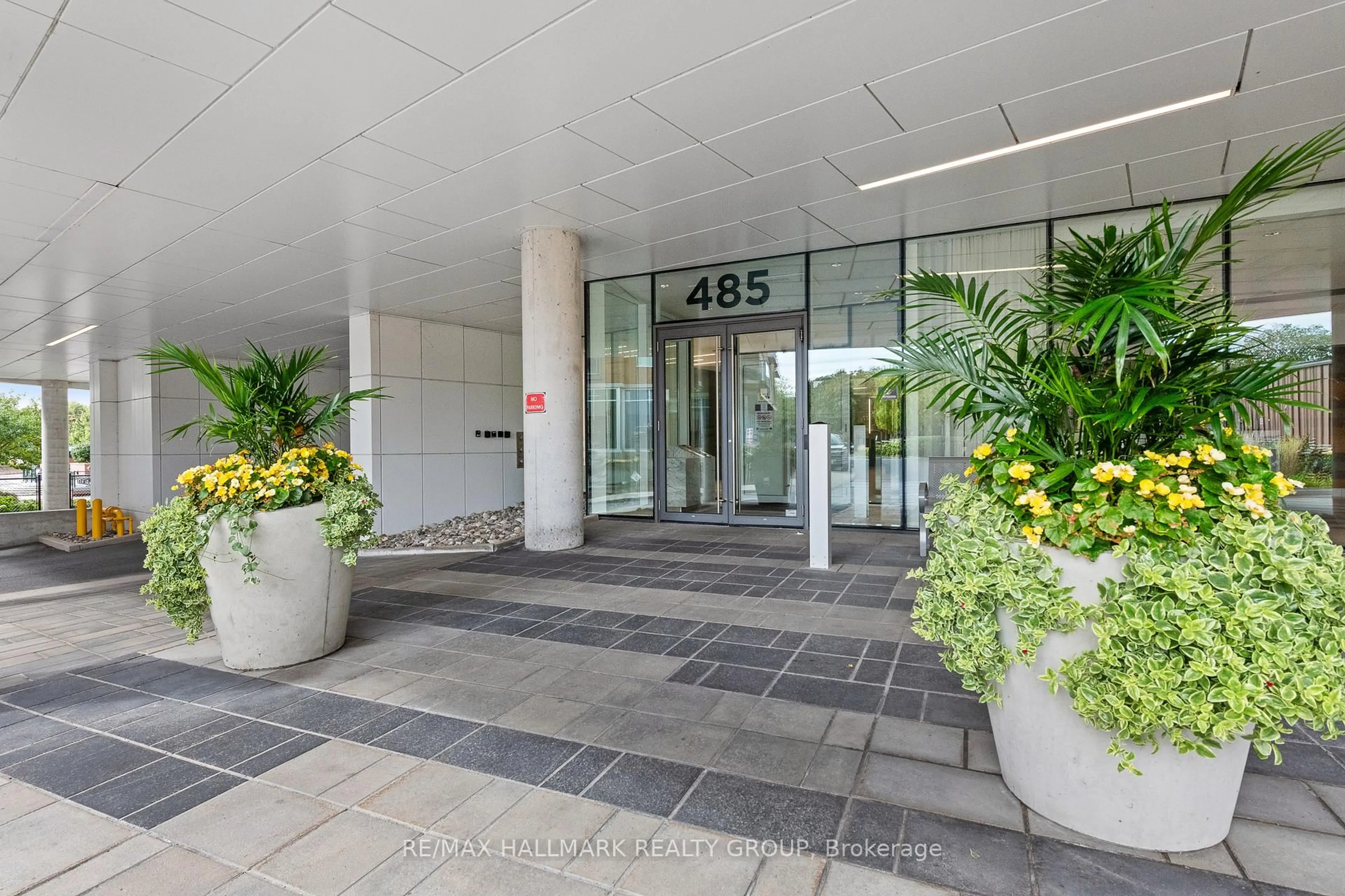 Indoor foyer for 485 Richmond Rd #1104, Ottawa Ontario K2A 3W9