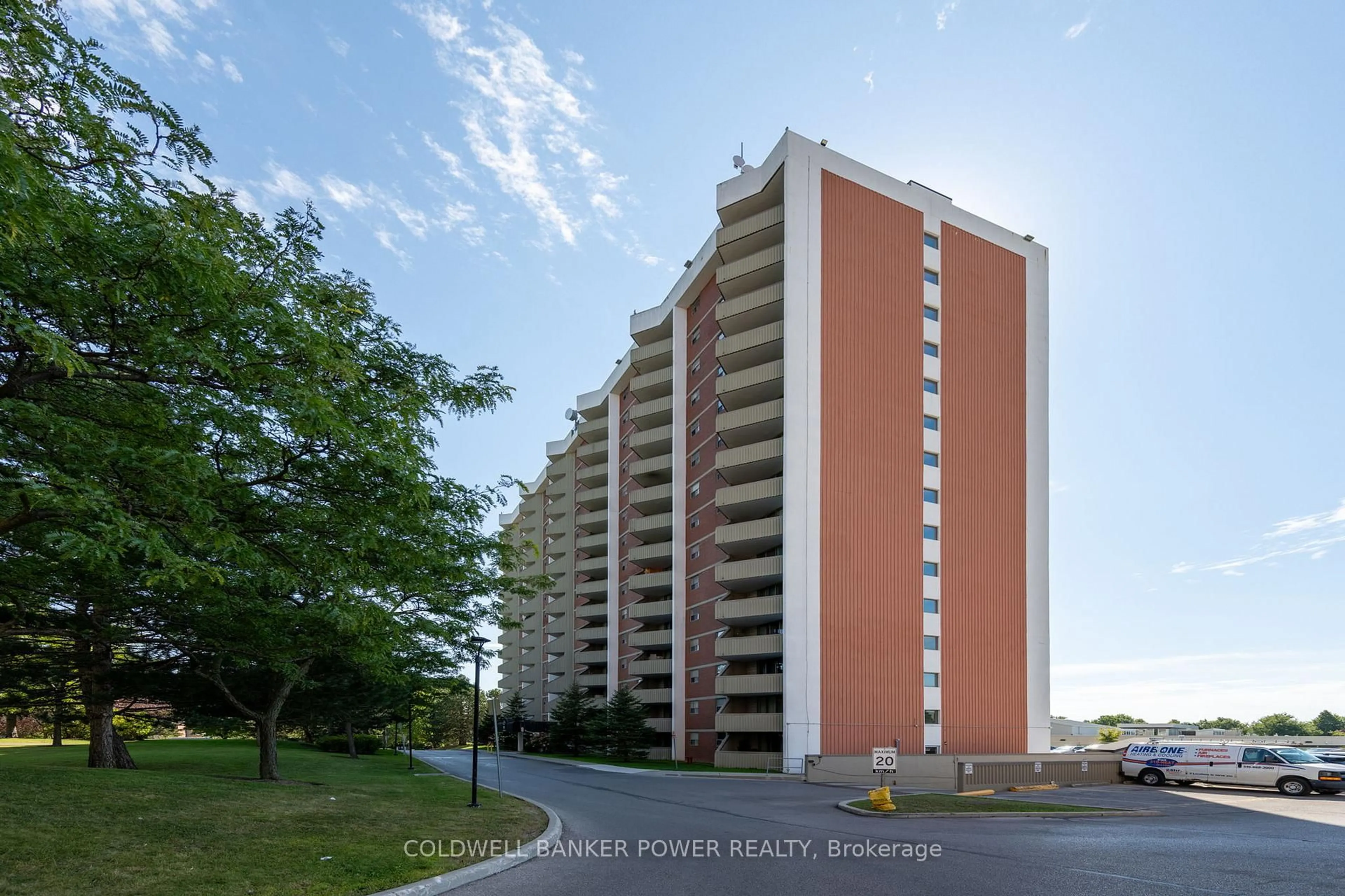 A pic from outside/outdoor area/front of a property/back of a property/a pic from drone, building for 1105 Jalna Blvd #1105, London South Ontario N6E 2S9