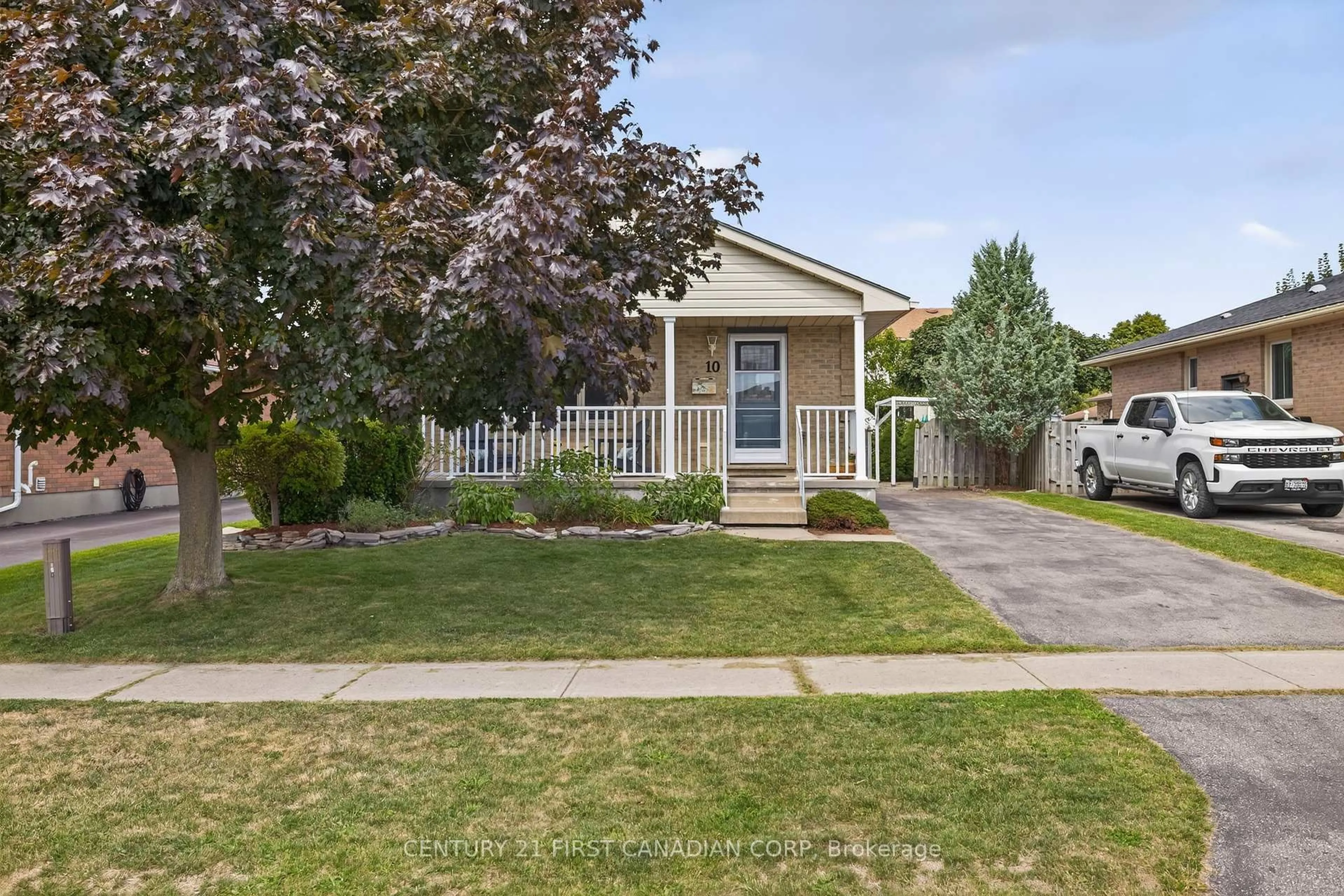 Home with vinyl exterior material, street for 10 Rickwood Pl, St. Thomas Ontario N5R 5Z3