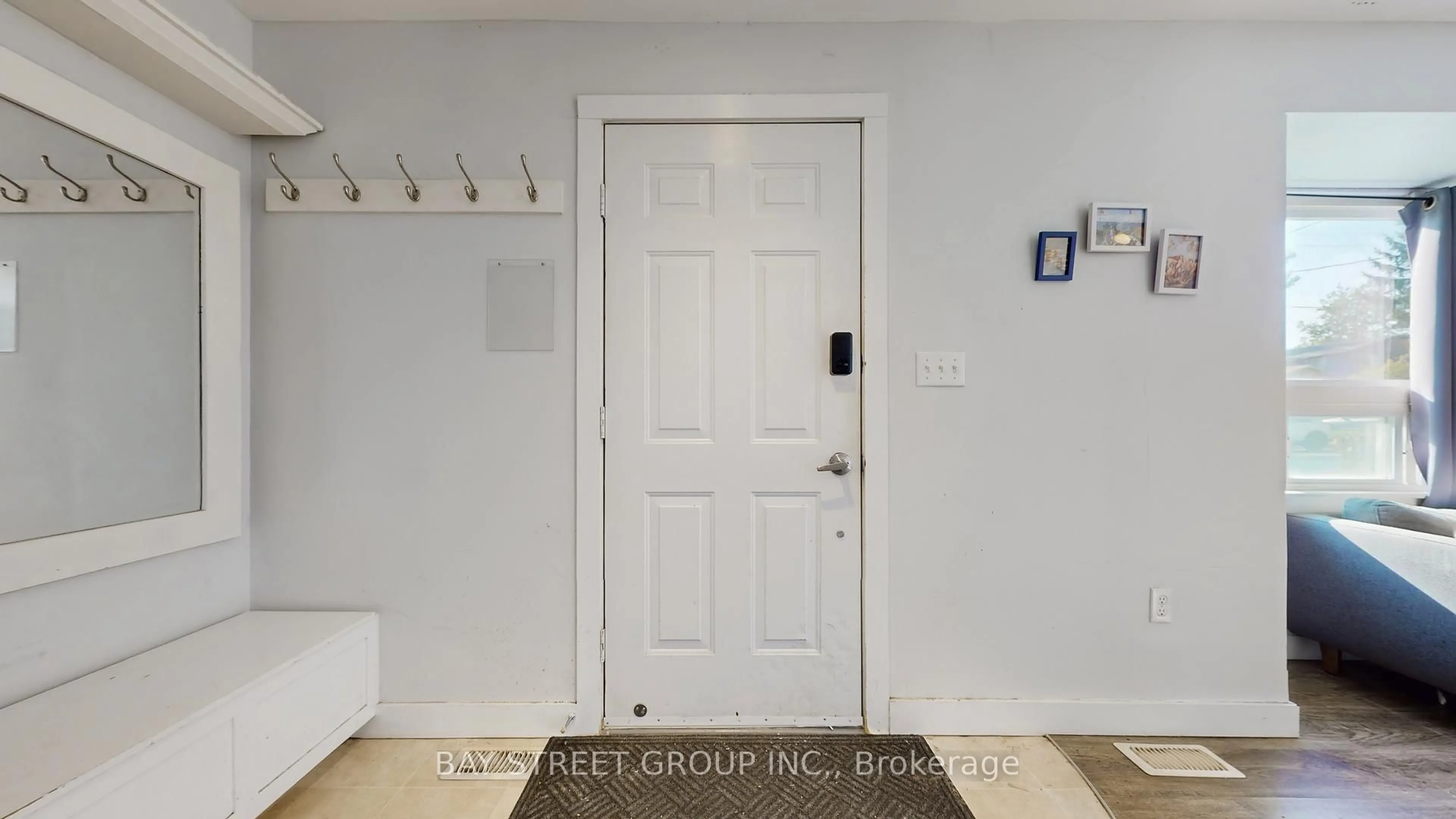 Indoor entryway for 24 Empire St, London East Ontario N5Y 1G7